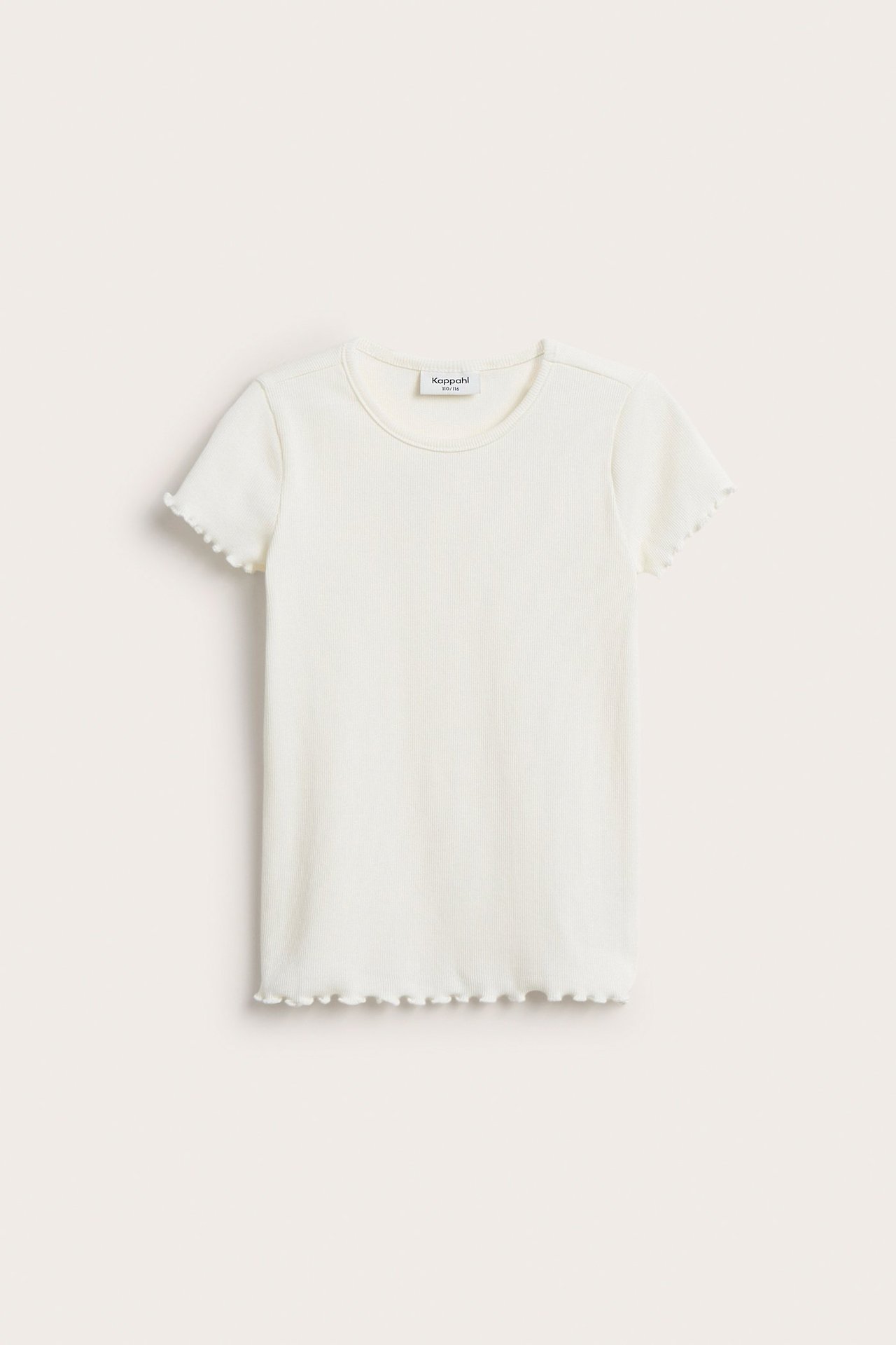 Edestä: luonnonvalkoinen ribattu lyhythihainen toppi pyöreällä pääntiellä ja babylock-reunoilla.