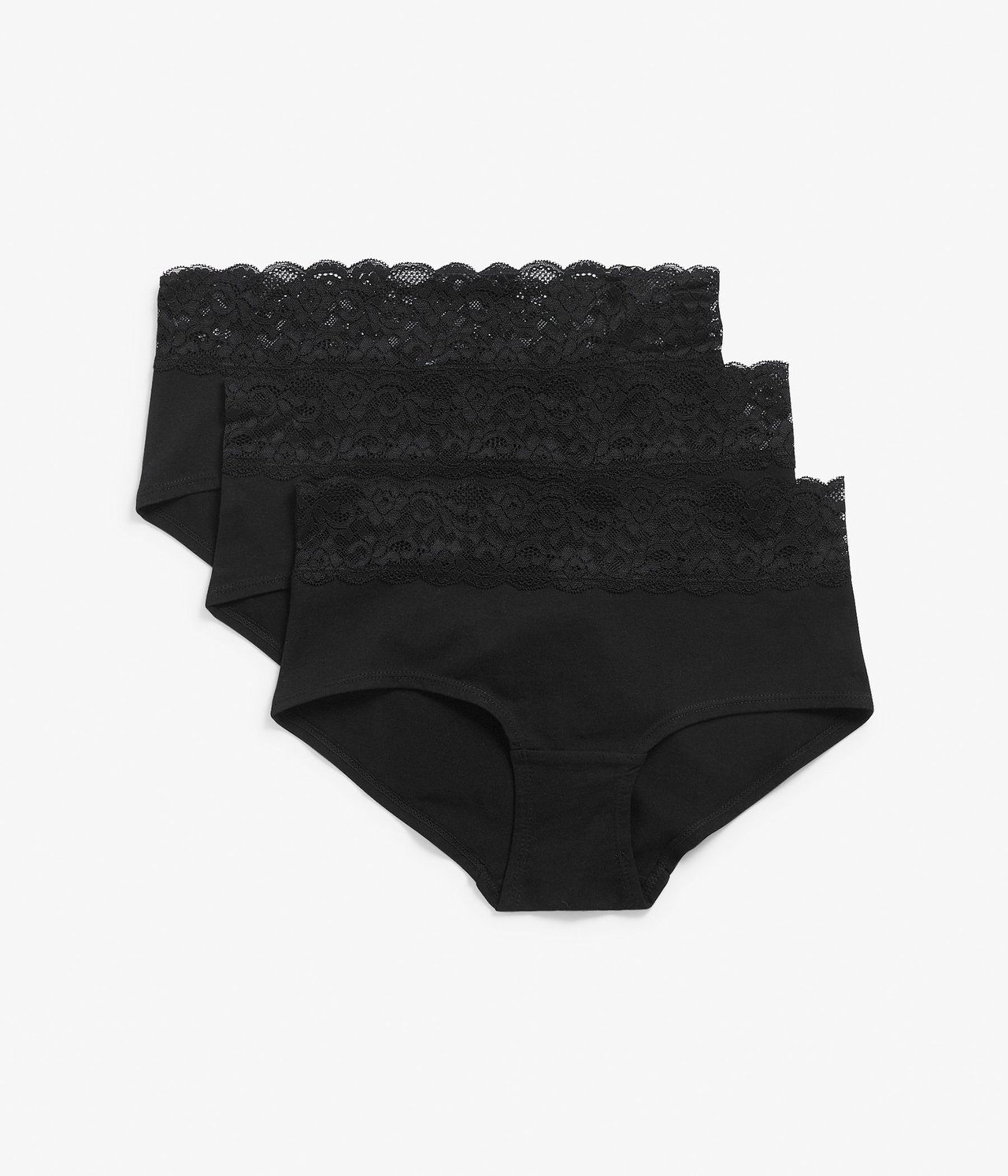 Forfra: Tre svarte bomullshipstertruser med blondekant i midjen.