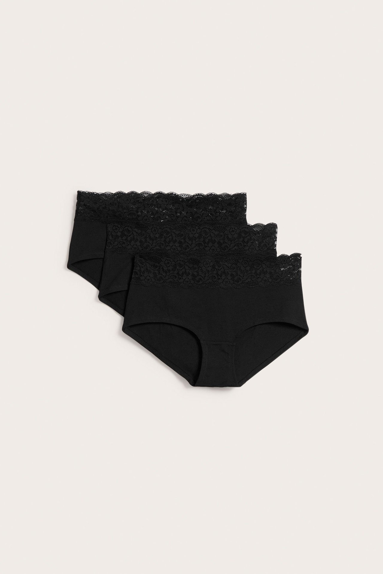 Widok z przodu 3-paku czarnych bawełnianych fig typu hipster z koronkową lamówką w talii.