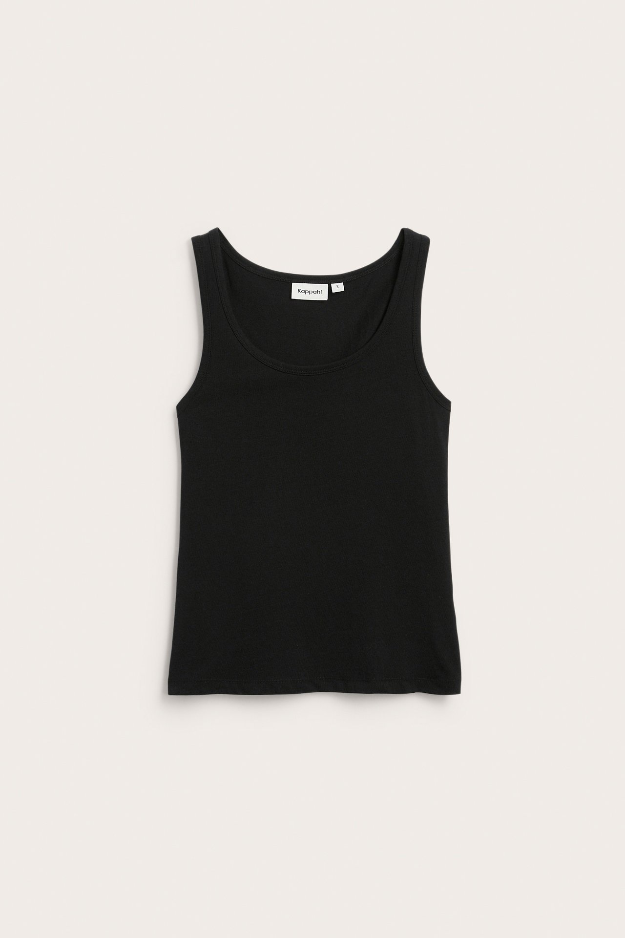 Frontvy av ett svart, enfärgat linne i bomullstrikå med rund hals, liggande platt.