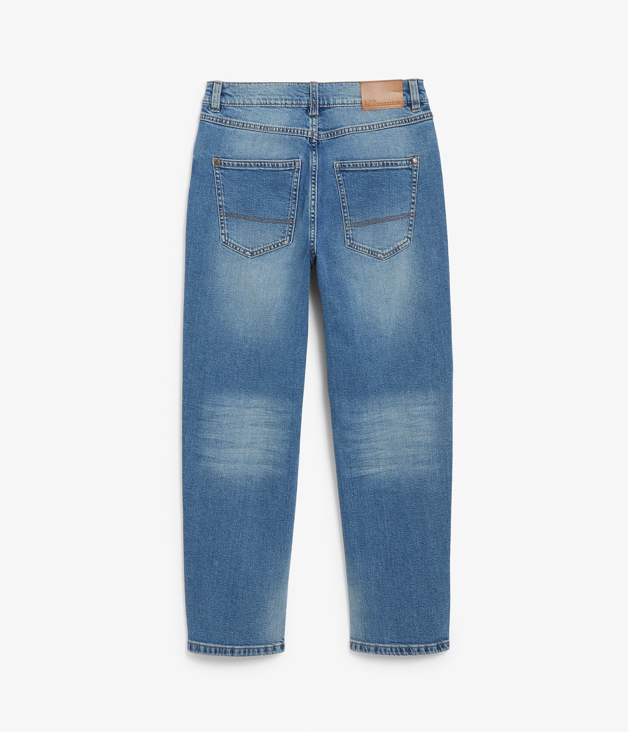 Sinisten denim-baggy-löysien farkkujen takanäkymä kahdella takataskulla ja ruskealla merkkipaikalla.