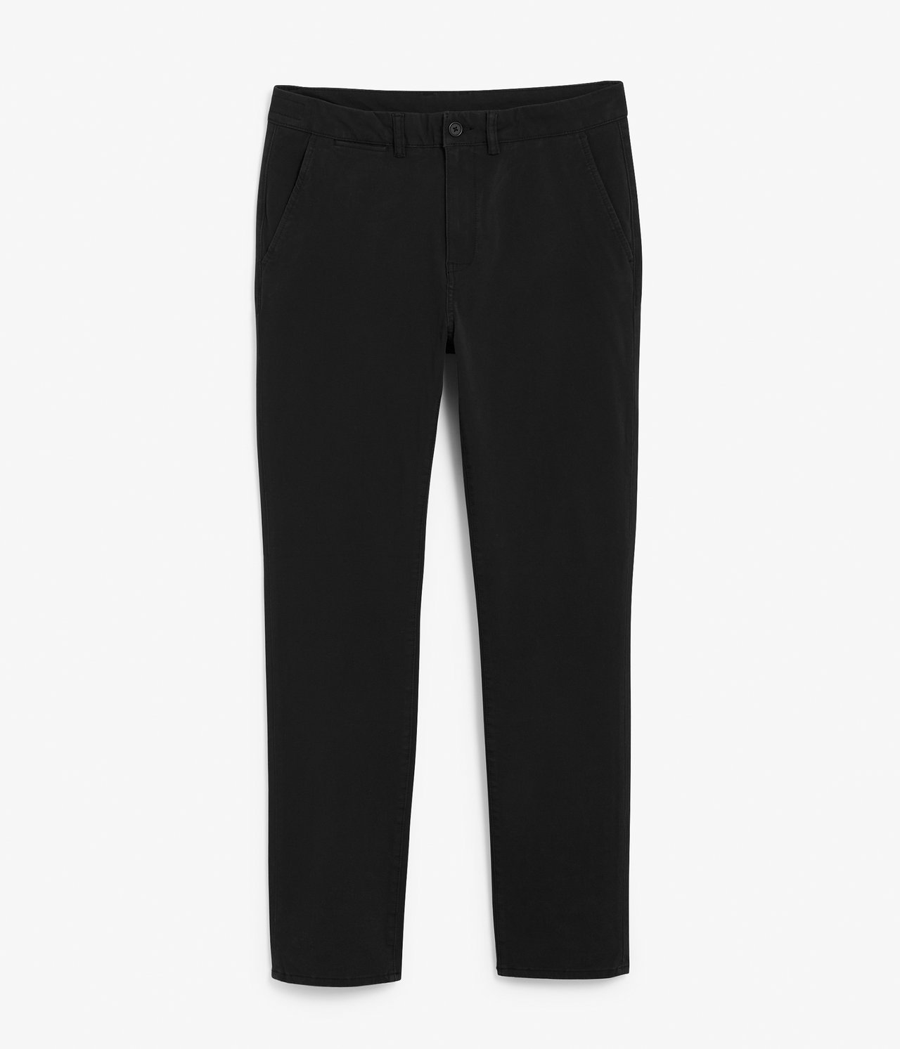 Framifrån: svarta chinos för herr, regular fit, med stretch och knapp- och dragkedjeförslutning.