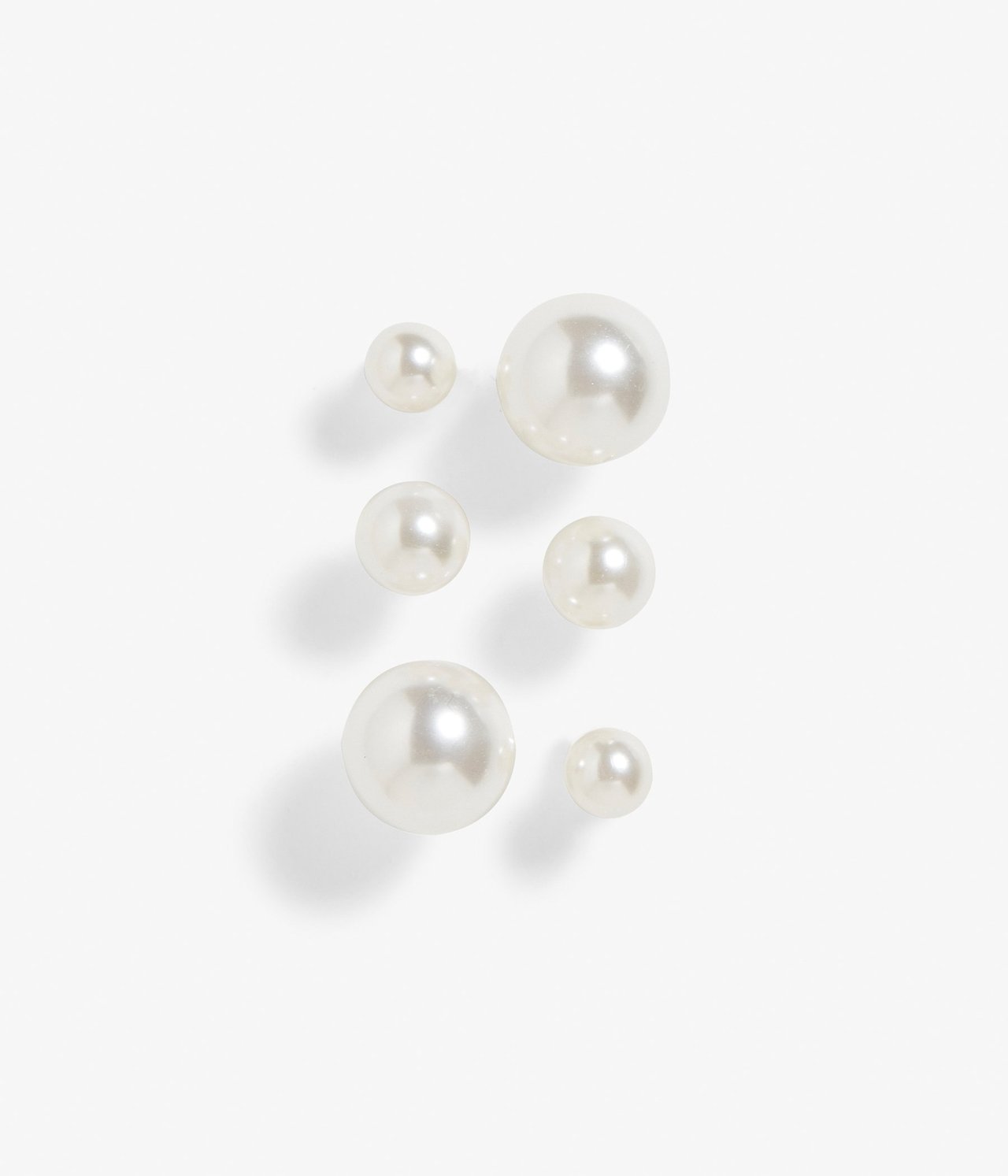 Widok z góry na 3-pak kolczyków z perłami w kolorze ecru, w trzech rozmiarach.