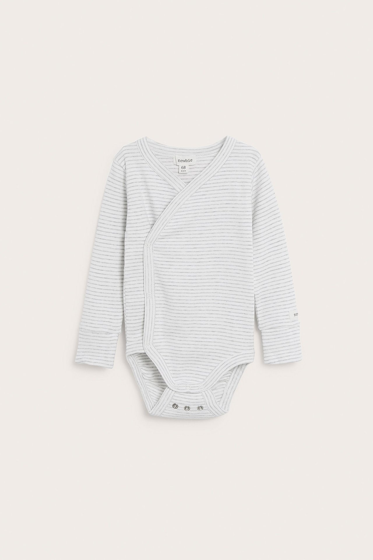 Randig mörkgrå omlottbody för baby med tryckknappar, lång ärm och förlängda ärmar.