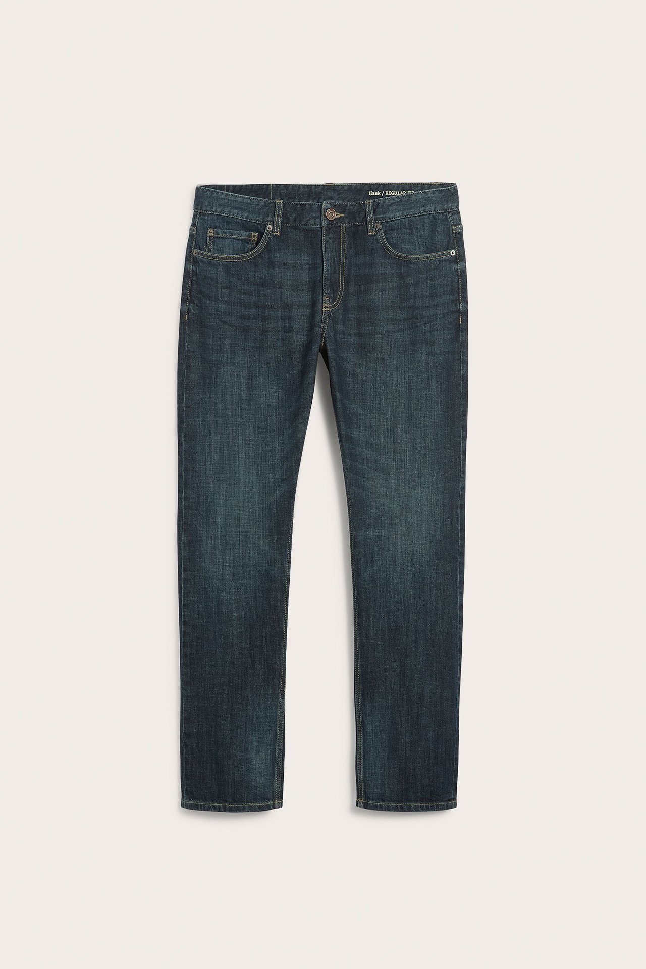 Widok z przodu męskich niebieskich jeansów regular fit z denimu o średnio ciemnym spranym efekcie.