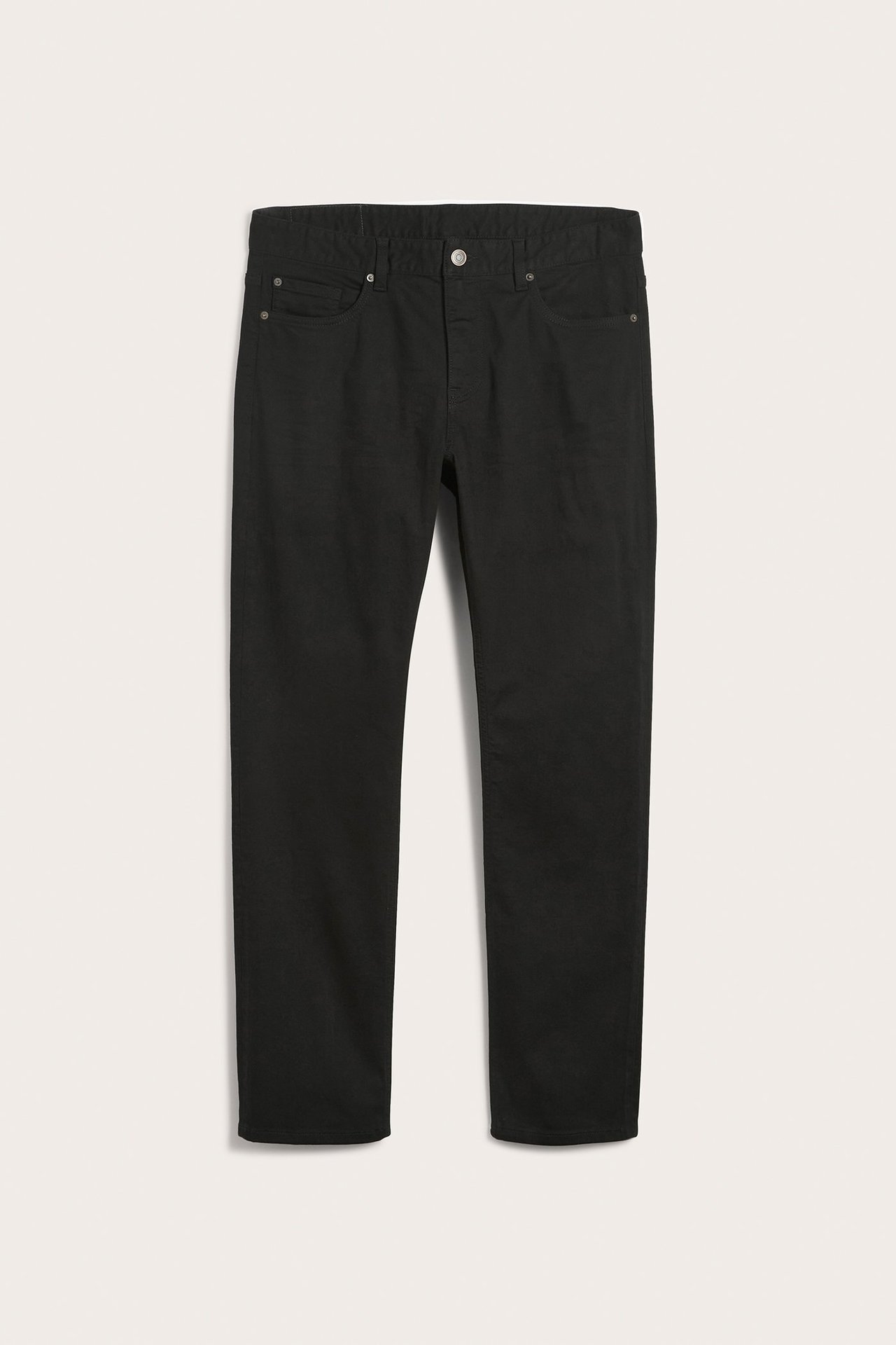 Widok z przodu: męskie czarne jeansy regular fit z denimu, z pięcioma kieszeniami i zamkiem.