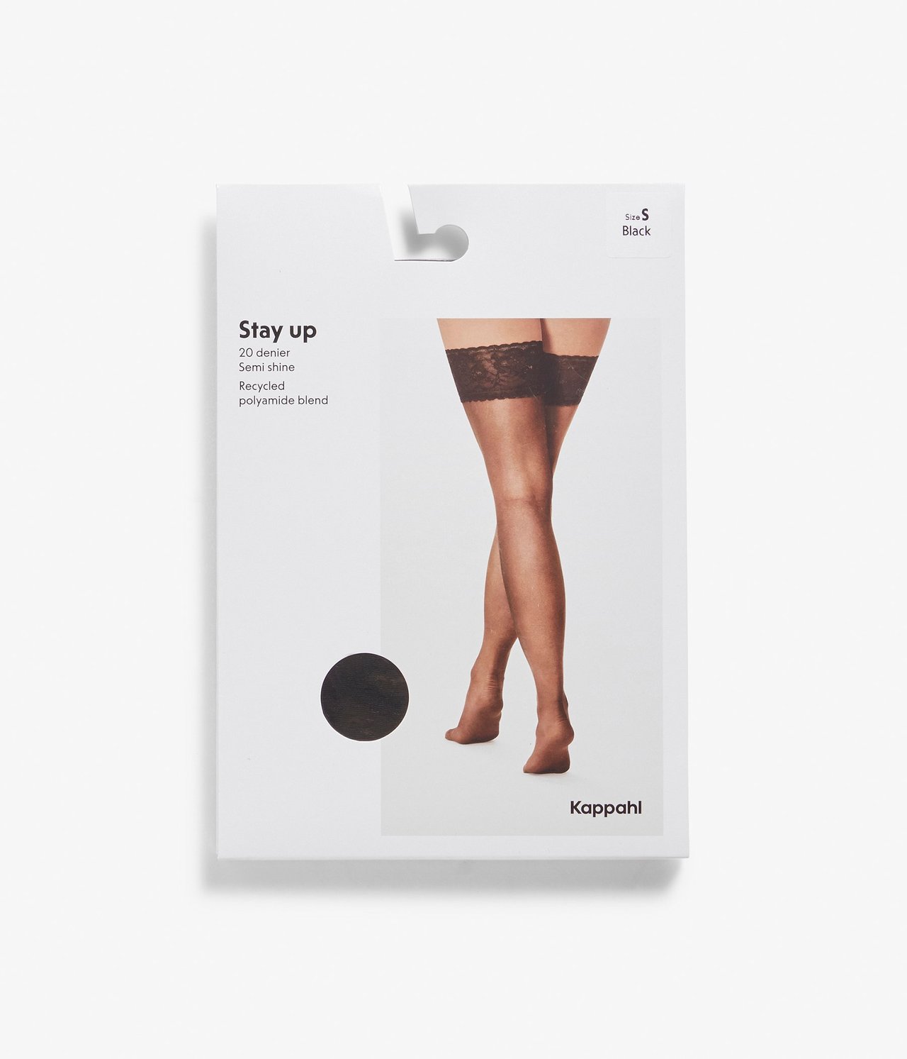 Edestä näkymä valkoisesta pakkauksesta, jossa mustat puolikiiltävät stay-up-sukat leveällä pitsireunalla naisen jaloissa.