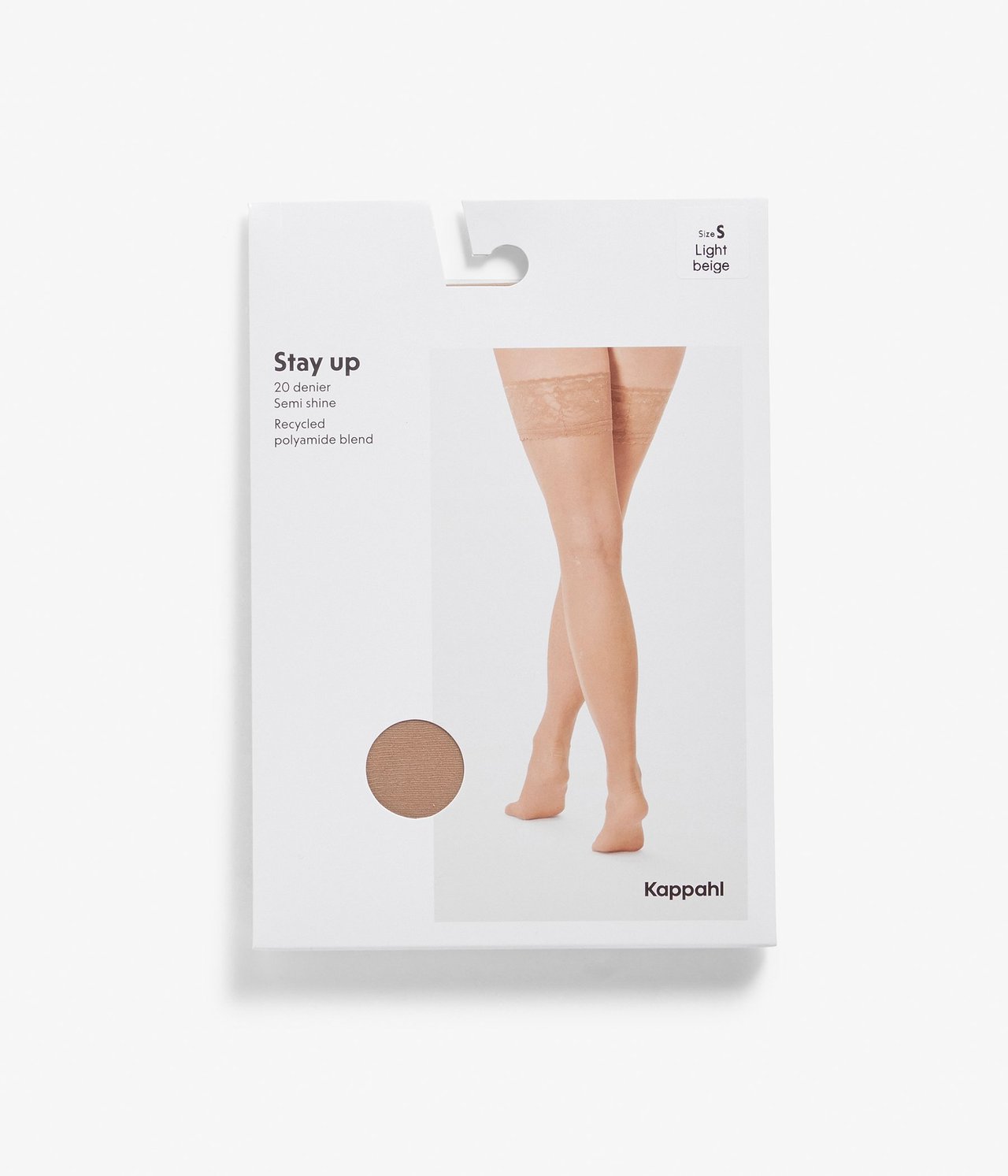 Edestä näkymä valkoisesta pakkauksesta, jossa vaaleanbeiget stay-up-sukat pitsireunalla naisen jaloissa.