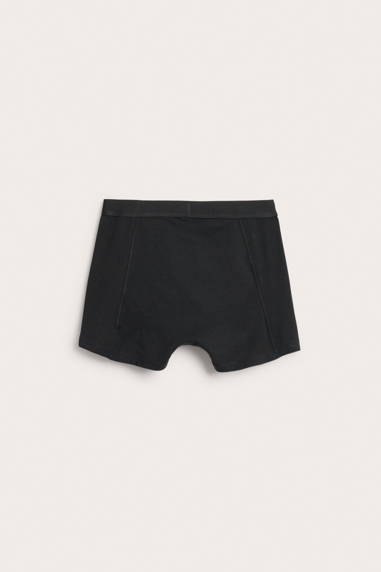 Frontvy av svarta enfärgade kalsonger i bomullsblandning för män med normal benlängd.