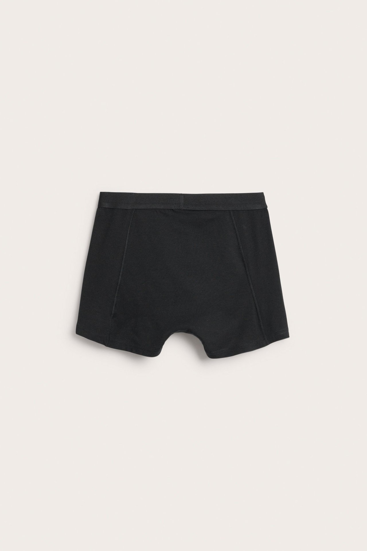Edestäpäin näkymä mustista miesten yksivärisistä puuvillasekoiteboksereista, joissa on normaali lahkeenpituus.