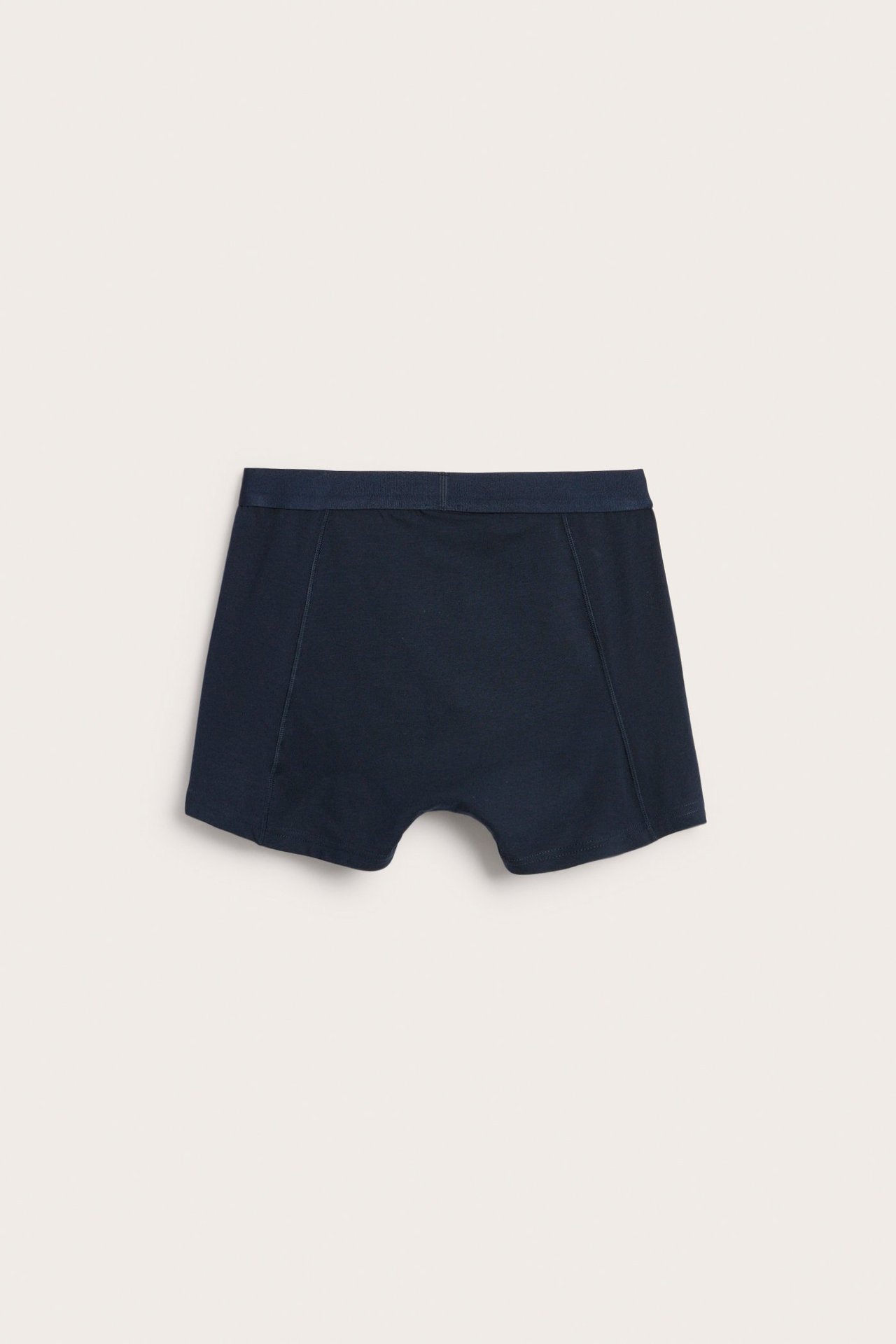 Widok z przodu ciemnoniebieskich, gładkich bokserek męskich z elastyczną talią i normalną nogawką.