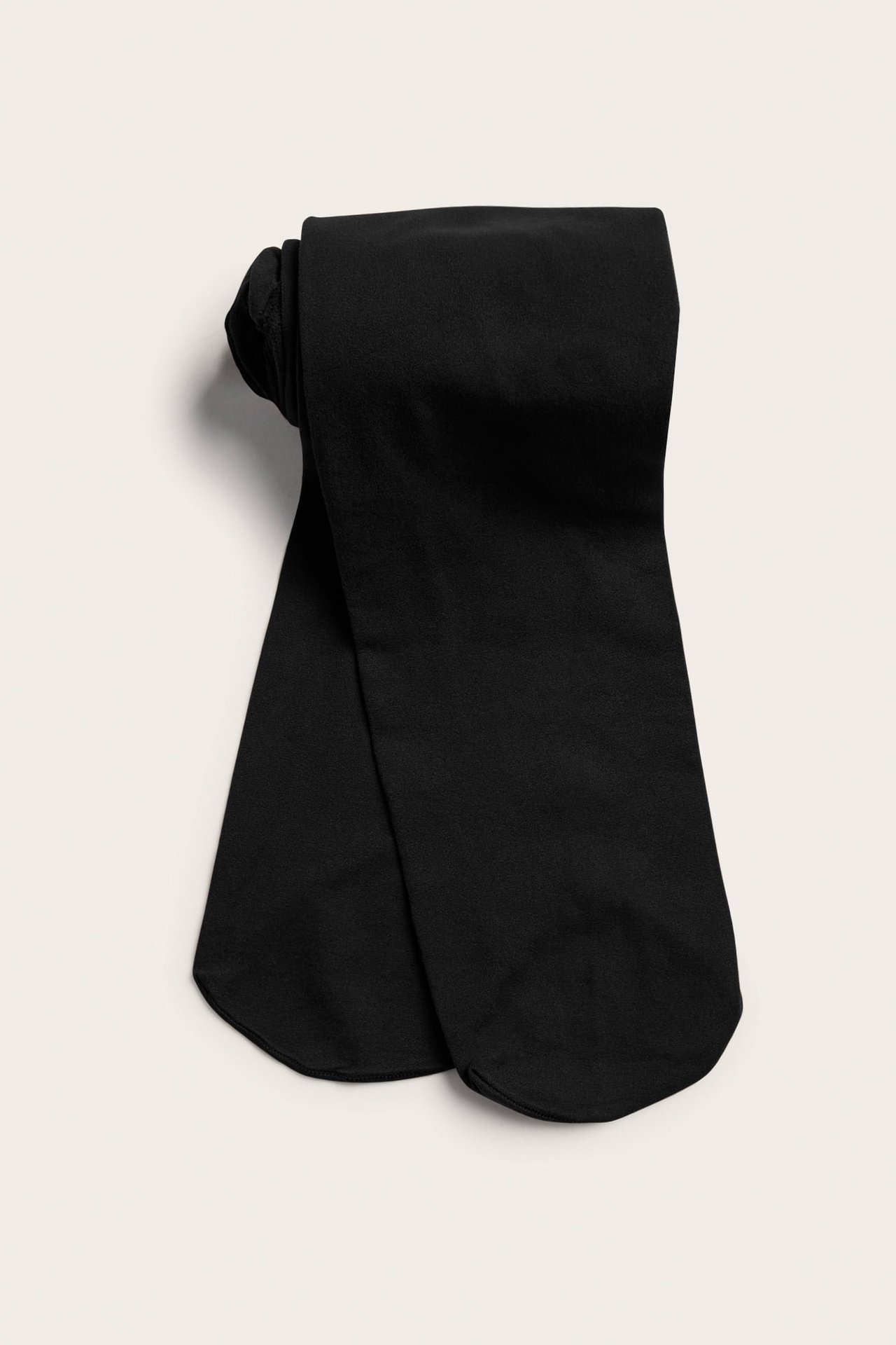 Svarte brettede tights, sett ovenfra.