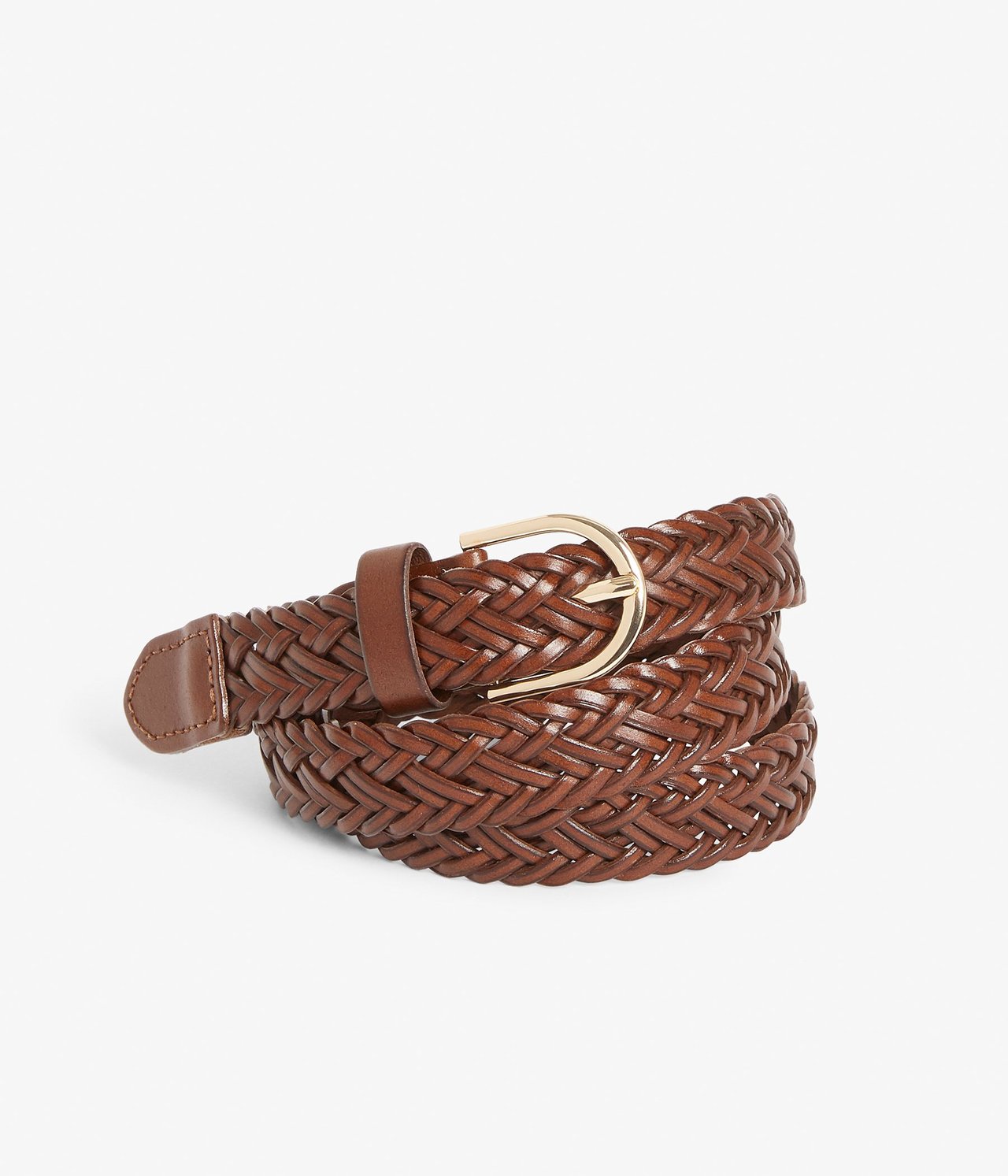 Närbild av ett brunt flätat läderbälte med ett guldfärgat spänne.