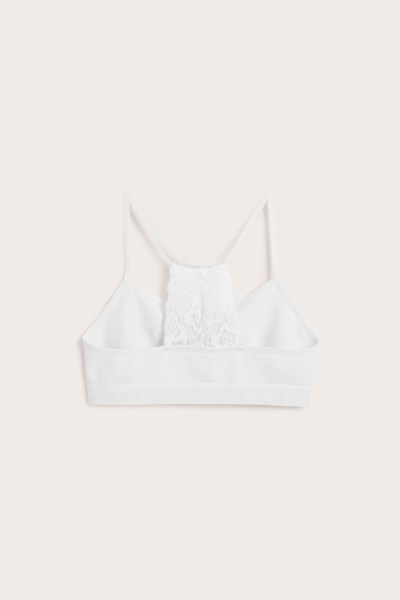 Bakfra, hvit bralette med blonde racerback.