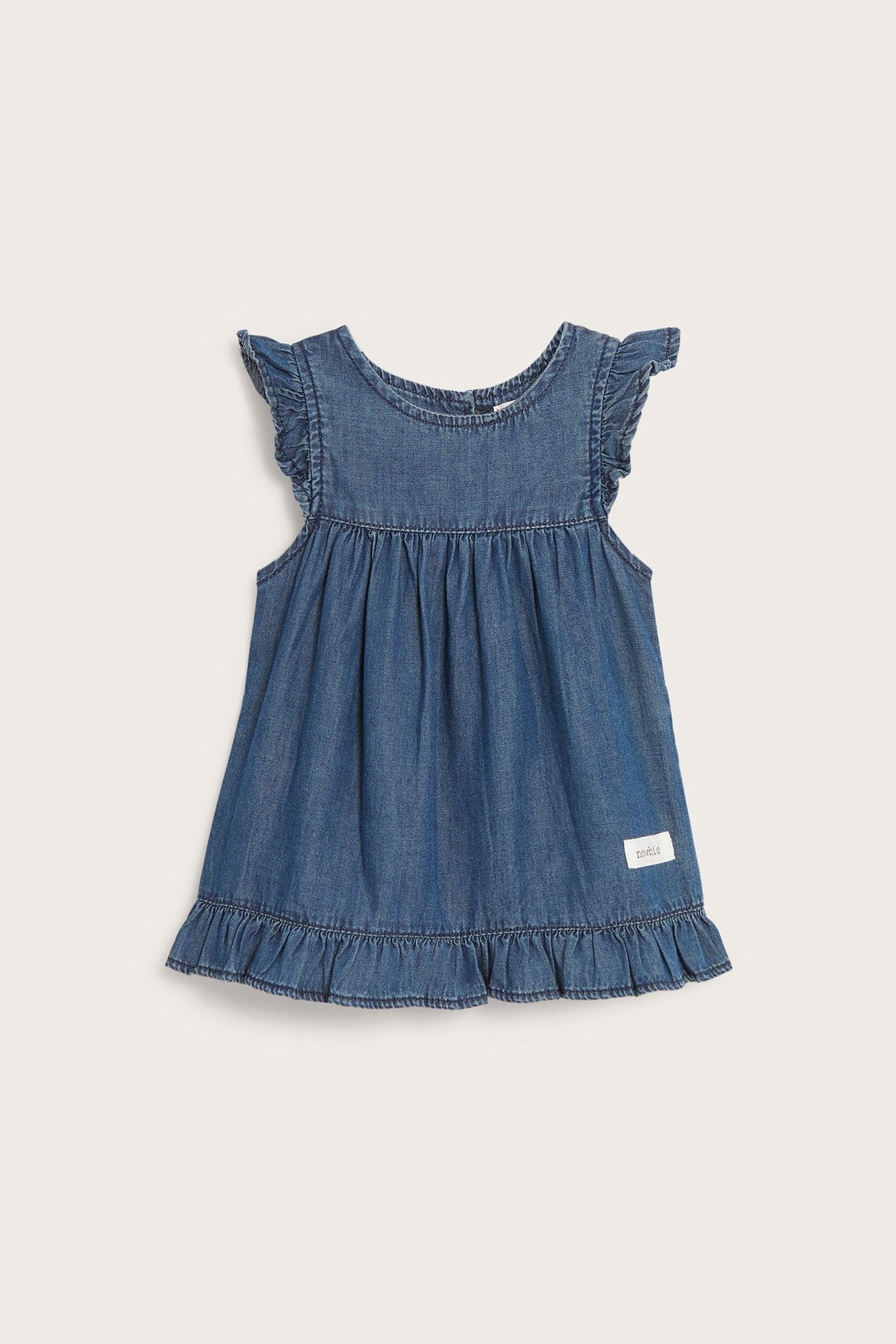 Frontvy av en babyblå jeansklänning med volangärmar, rynkad midja och volangfåll.
