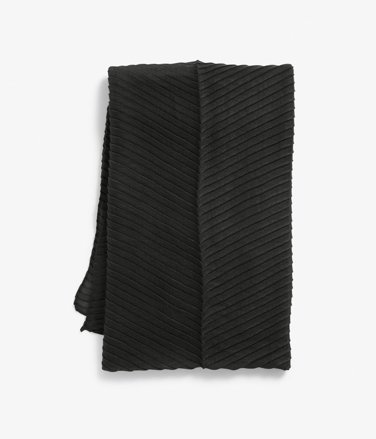 Platt liggande bild av en svart plisserad polyesterscarf, vikt.