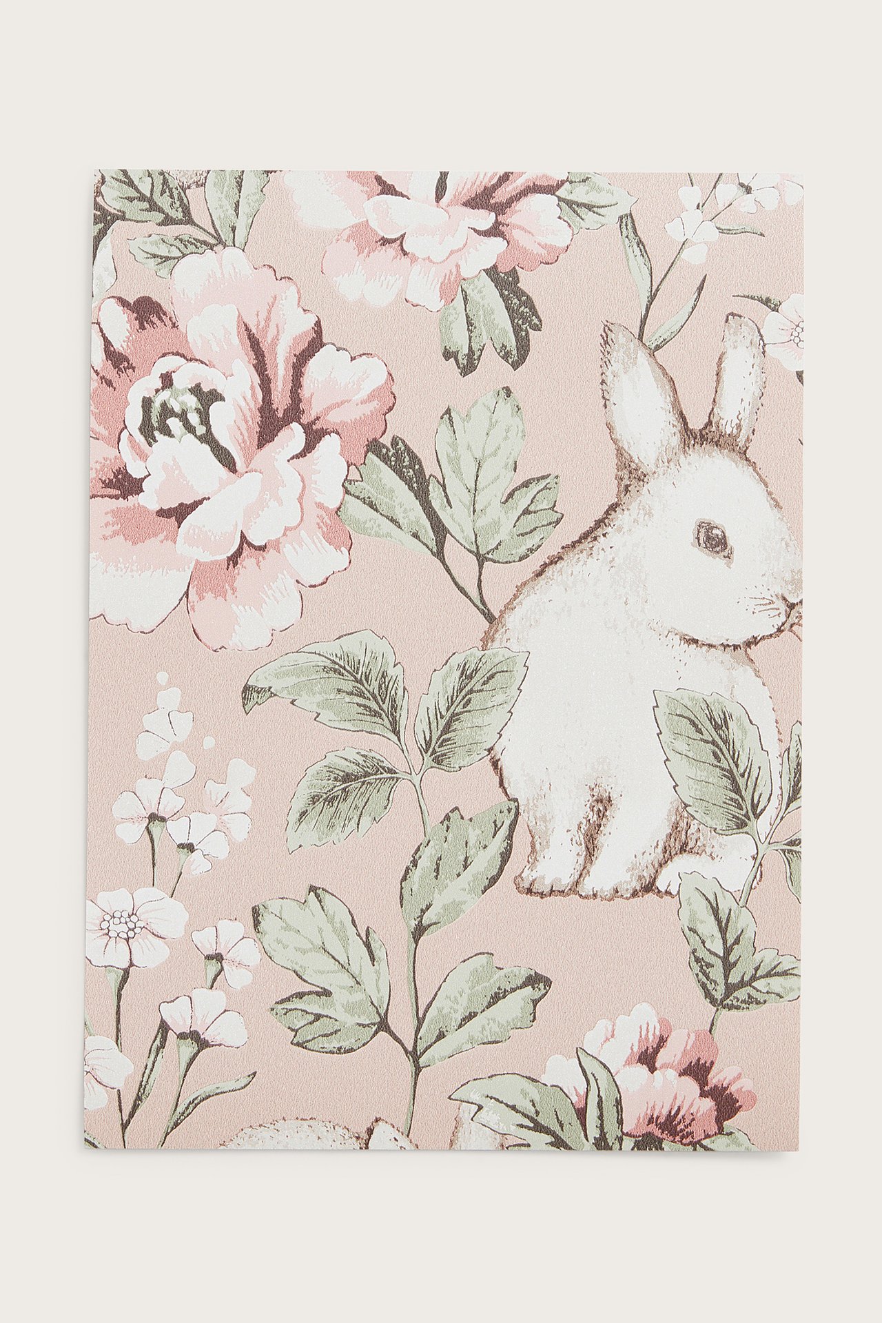 Frontutsikt: Rosa tapetprøve med hvite kaniner, rosa blomster og grønne blader.