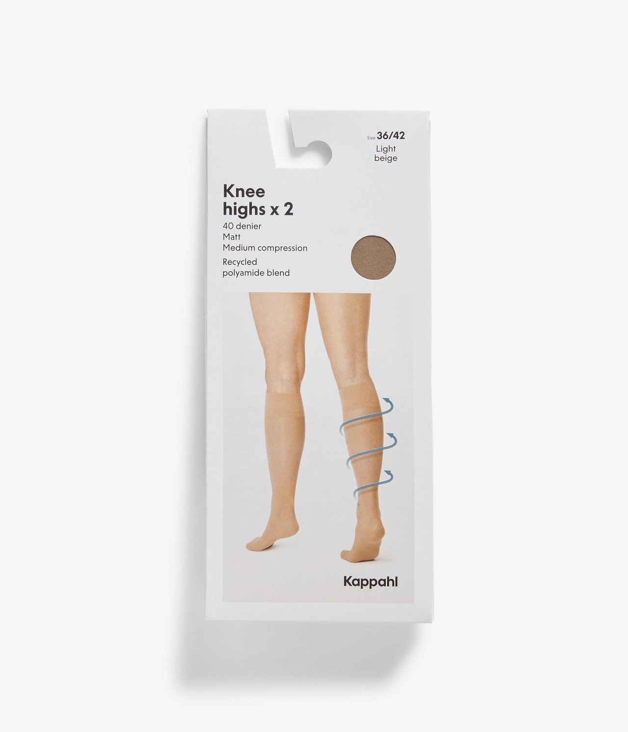 Edestä näkymä valkoisesta pakkauksesta kahdelle parille vaaleanbeigen nailonkompressiopolvisukkia.