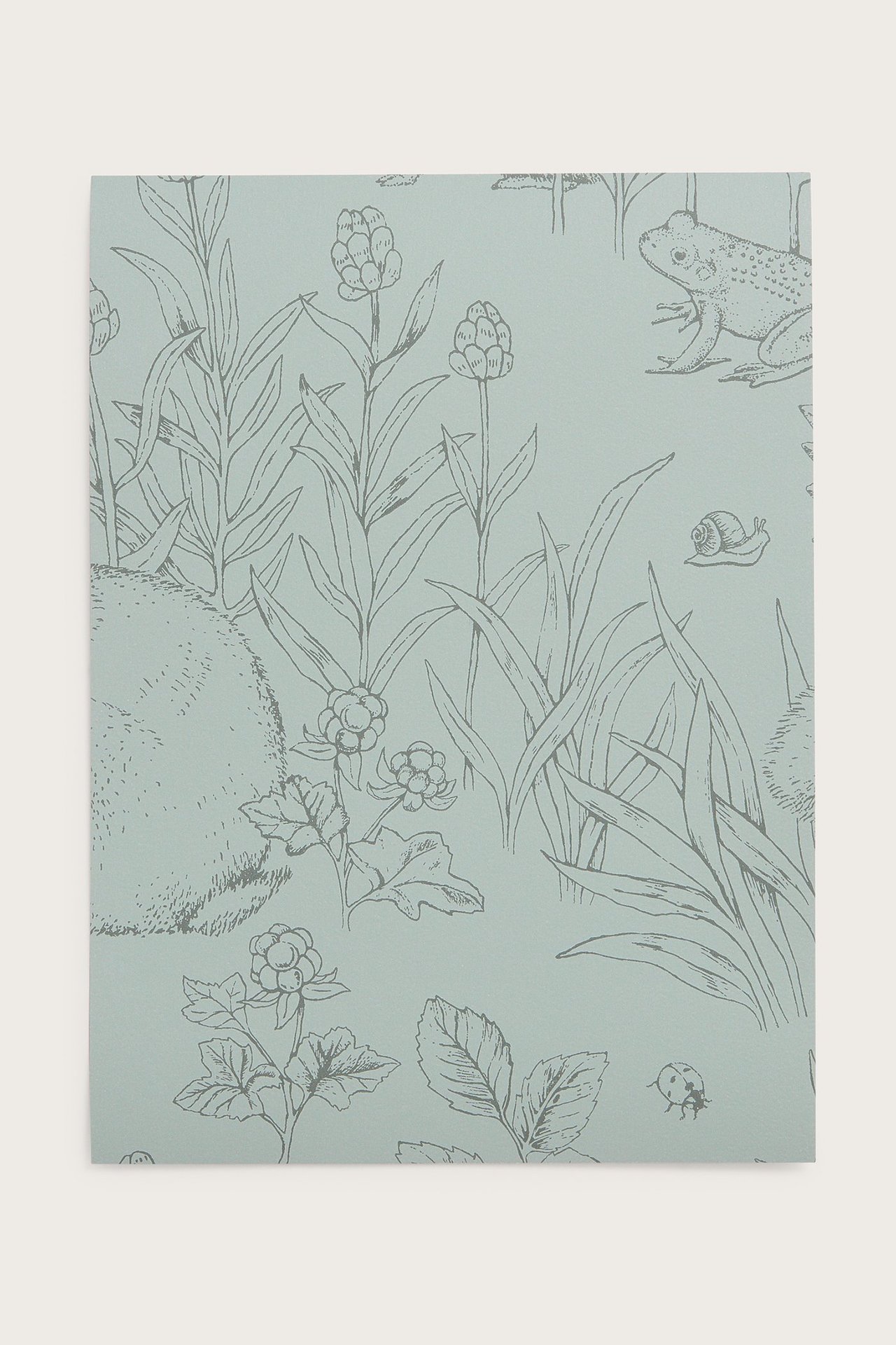 Grønt tapetprøve med skogsmønster: frosk, snegl, marihøne og planter.