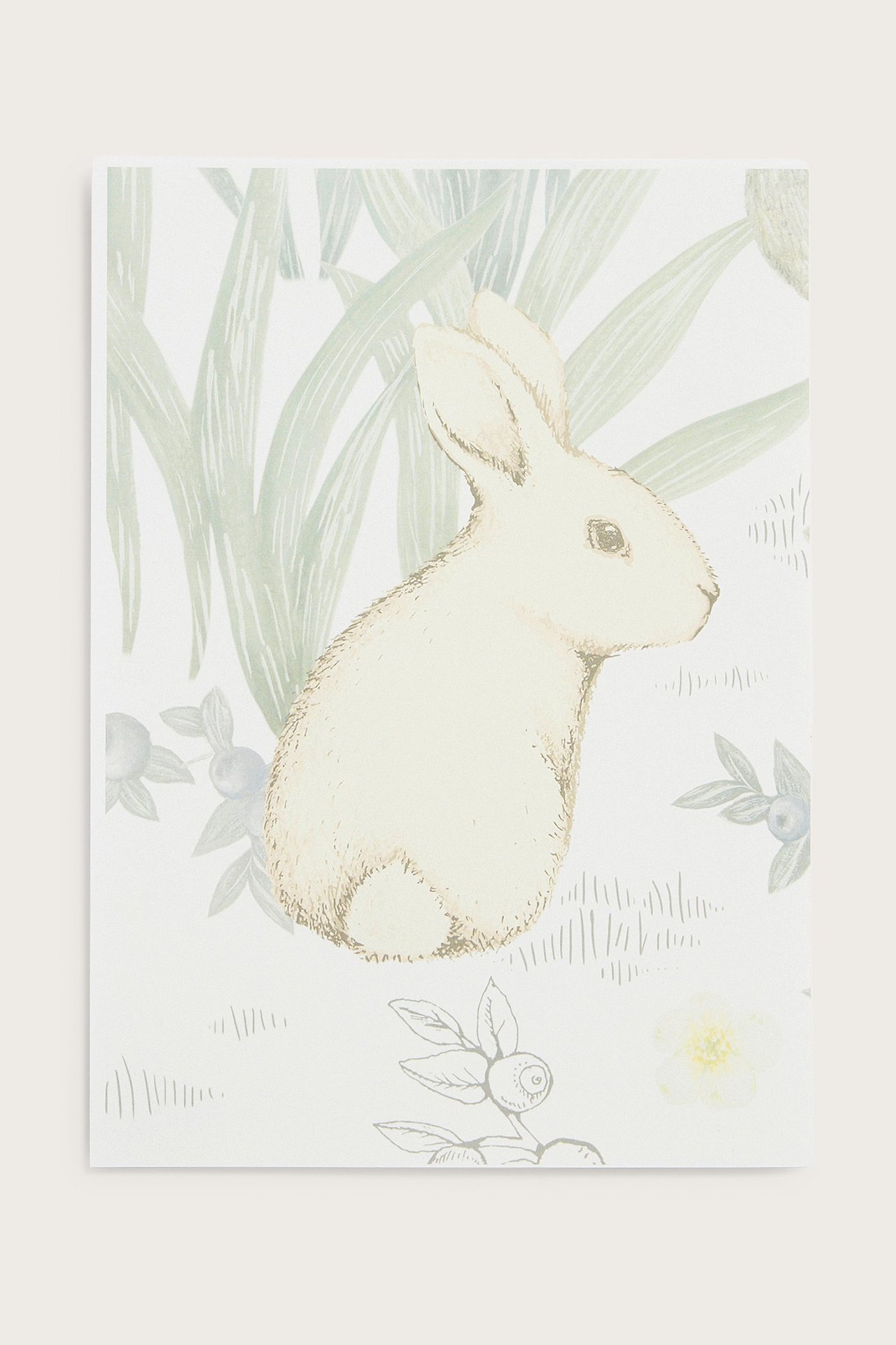 Nærbilde av en hvit mønstret tapetprøve med en beige kanin, lysegrønne blader og blåbær.