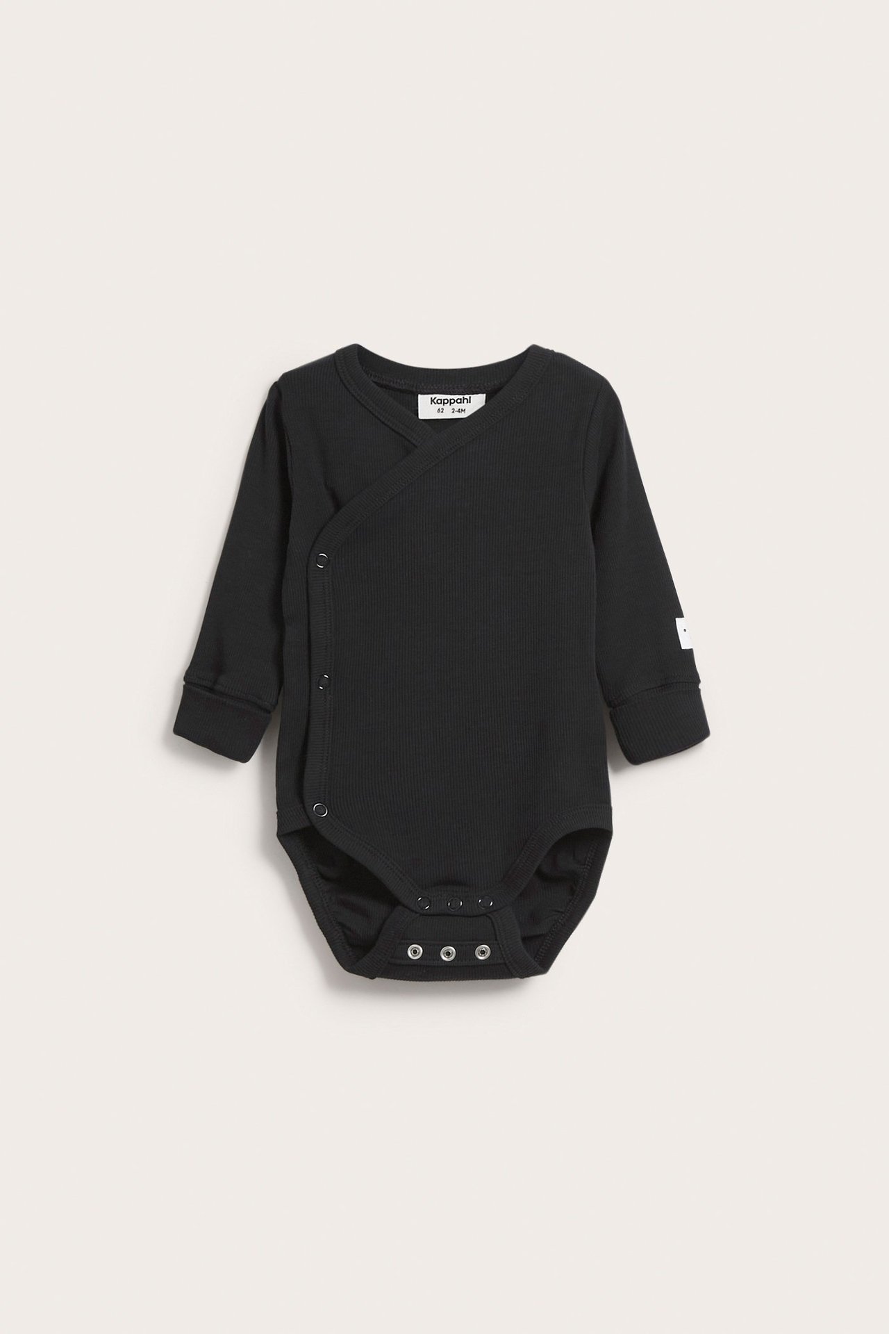 Edestä näkymä: musta ribattu pitkähihainen vauvan body kietaisumallilla ja neppareilla haarassa.