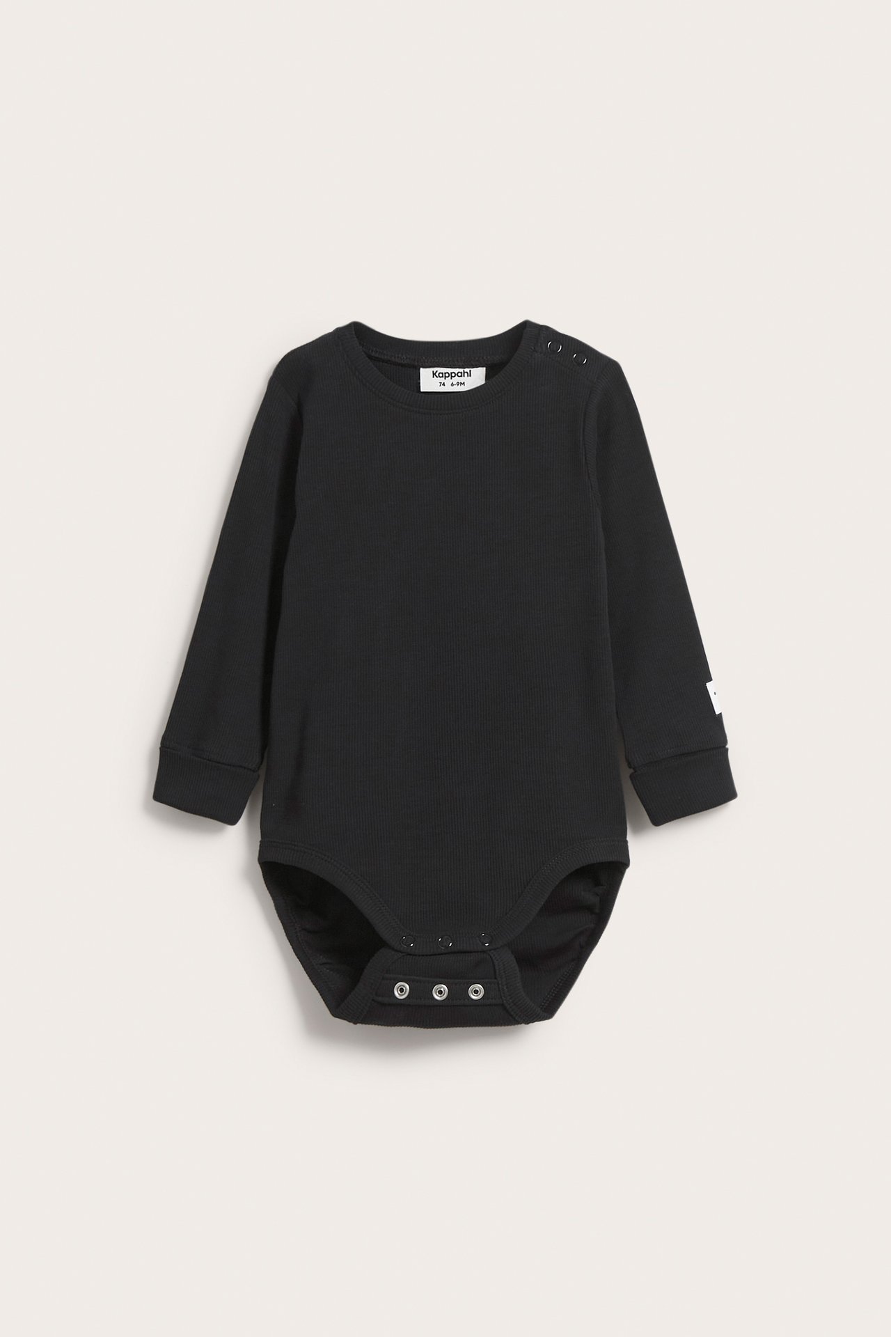 Svart ribbad långärmad babybody med tryckknappar på axeln och i grenen, framifrån.