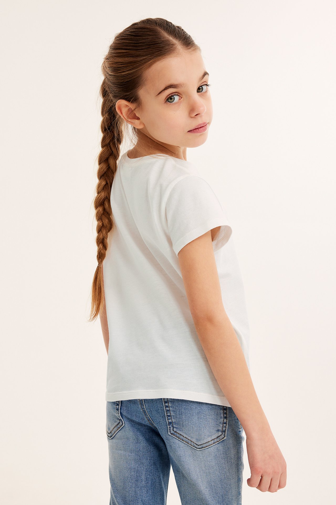 Barn t-shirt i offwhite med kort ärm, bomull, enfärgad, frontvy.