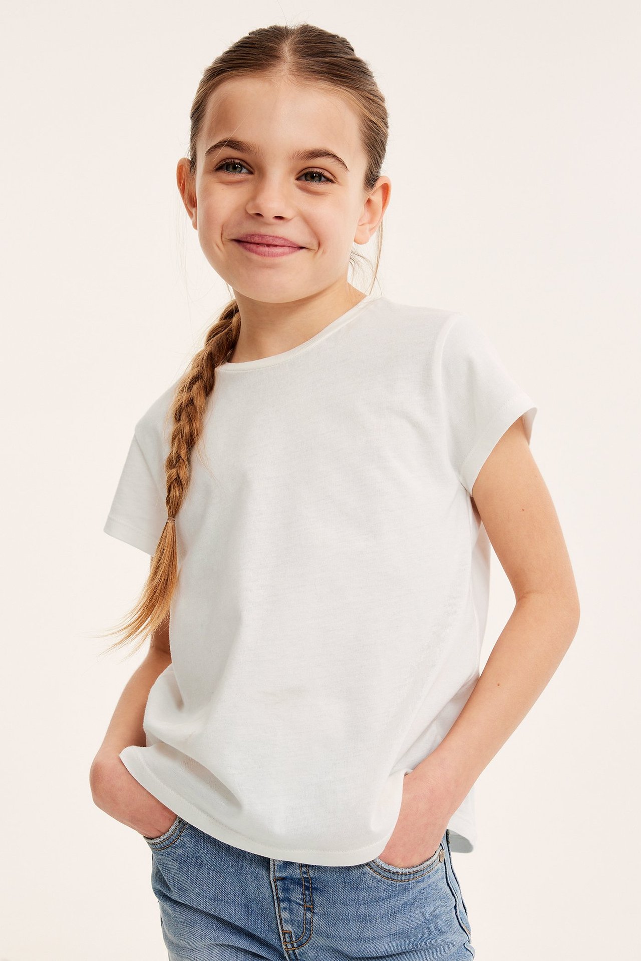 Koszulka dziecięca w kolorze ecru, jednolita, bawełna, widok z przodu, swobodny krój.