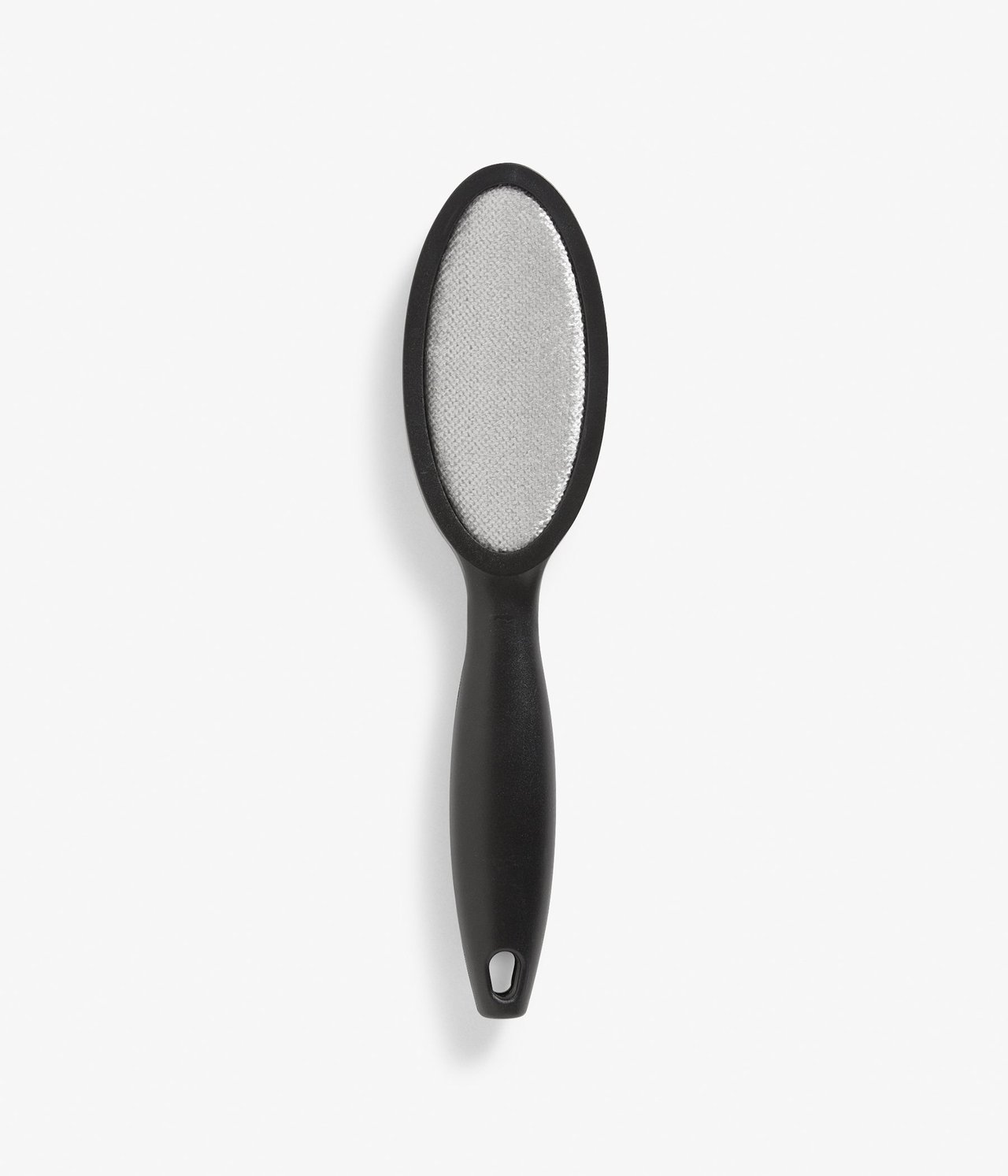 Framsida av en svart klädborste med oval grå textilyta och svart handtag.