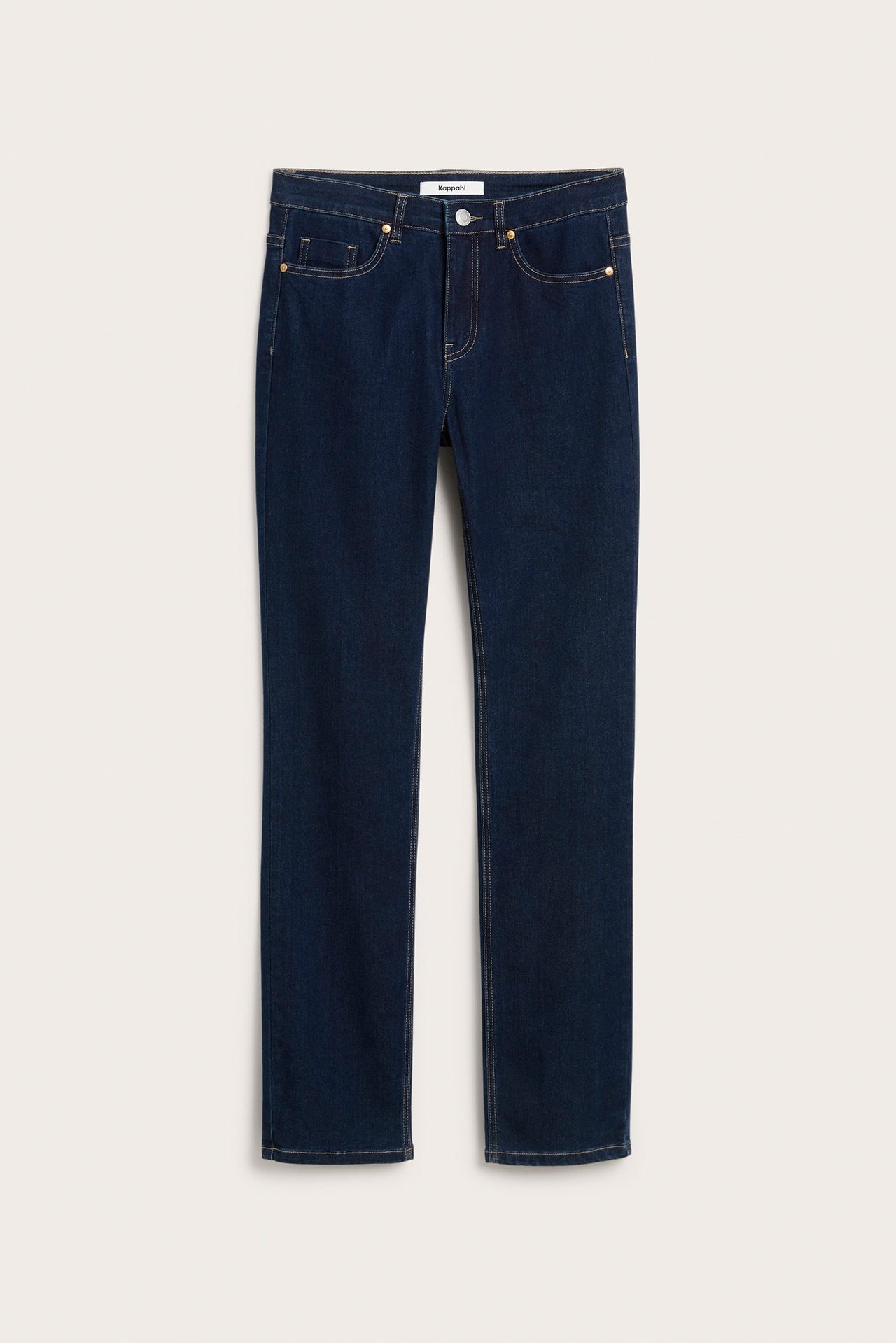 Framifrån: mörkblå raka damjeans med 5 fickor och gula sömmar.