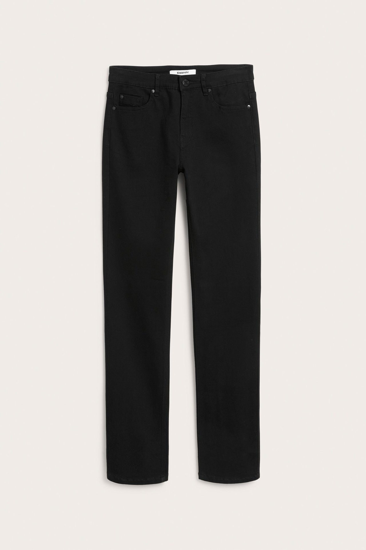 Framifrån: svarta raka denimjeans med normalhög midja och 5-ficksmodell.