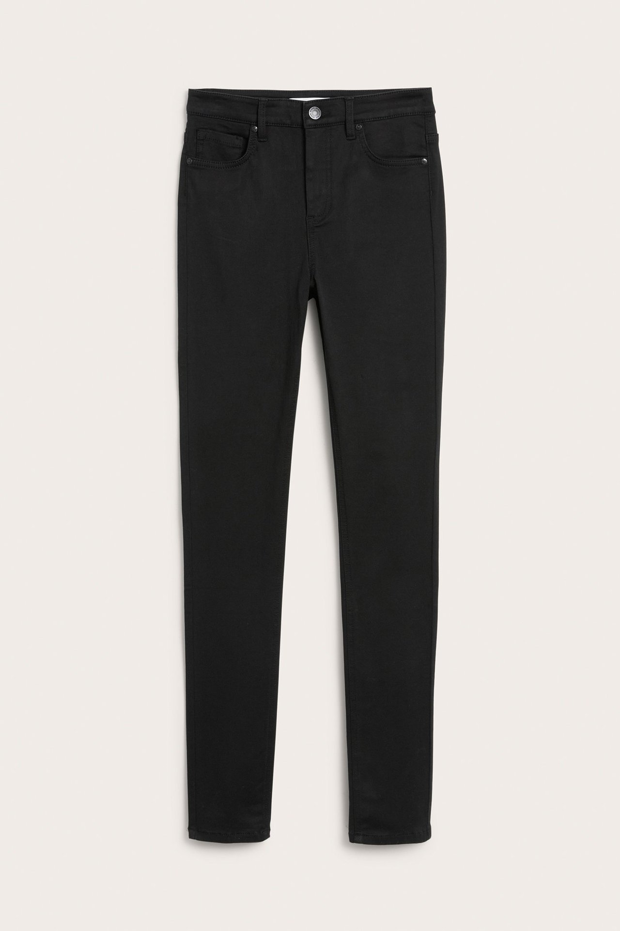 Framifrån: svarta super slim jeans med extra långa ben, knapp och framfickor.