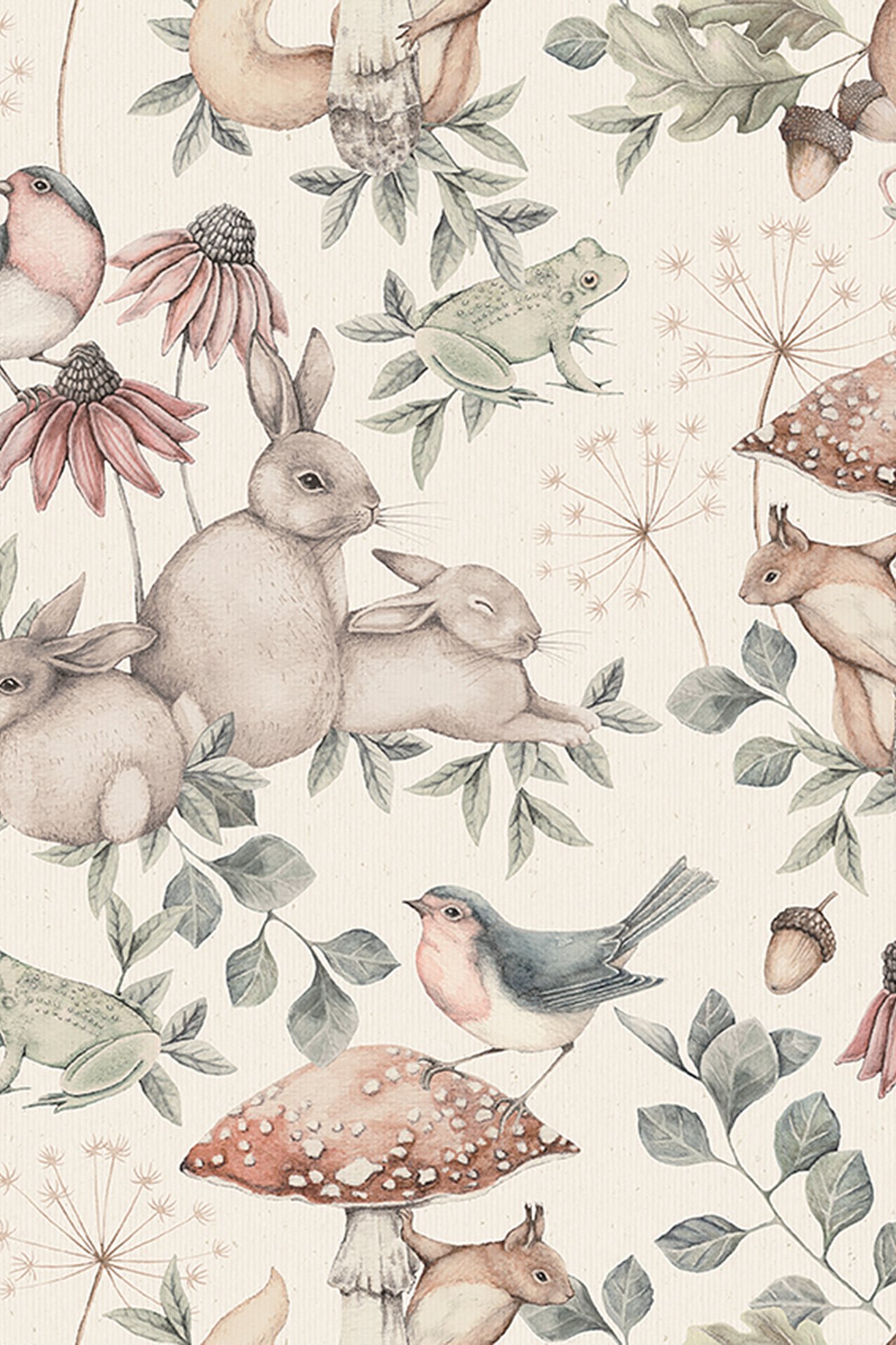 Nærbilde av offwhite mønstret tapet med akvarellskogdyr, planter og sopp.