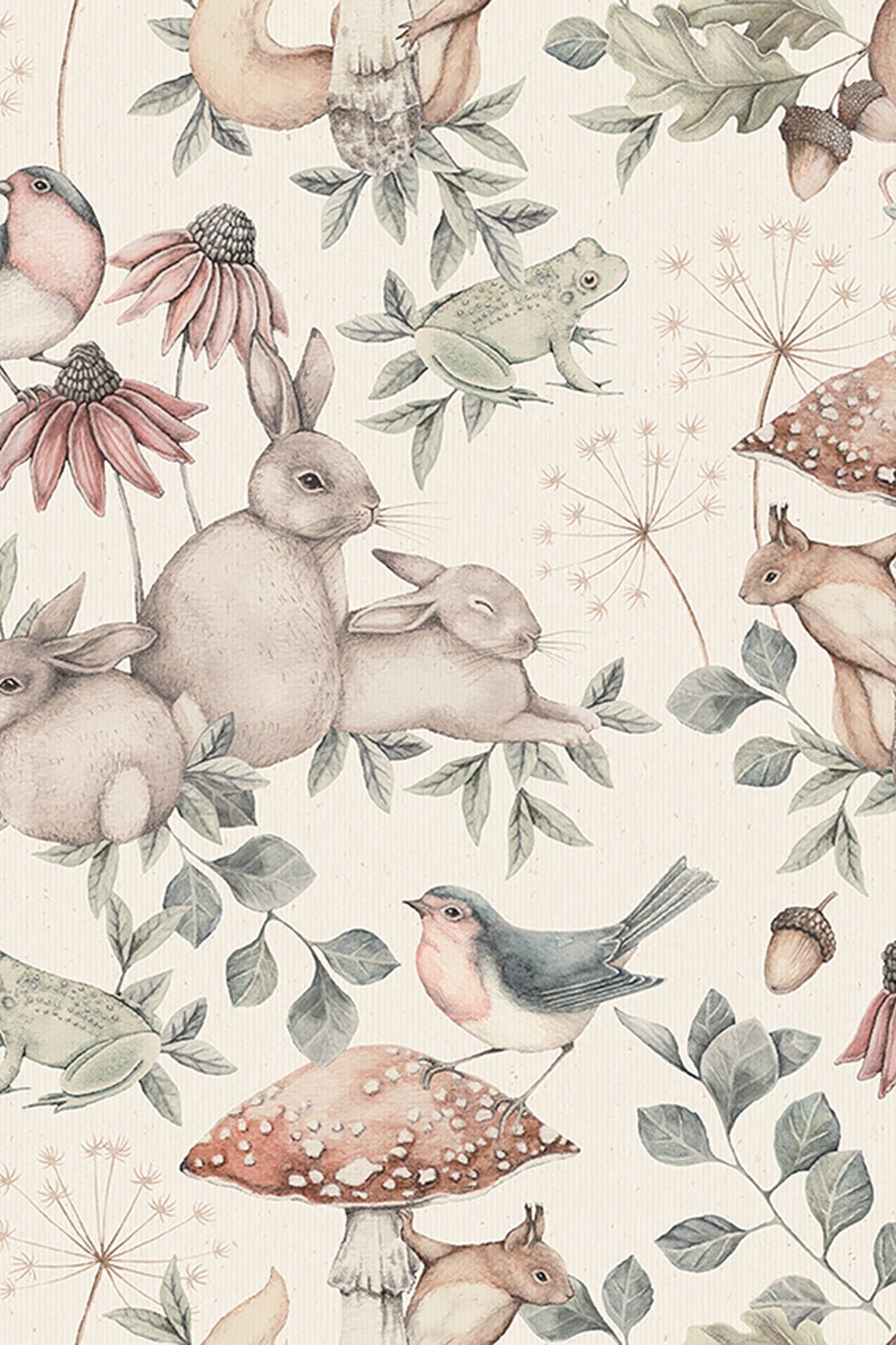 Nærbilde av offwhite mønstret tapet med akvarellskogdyr, planter og sopp.