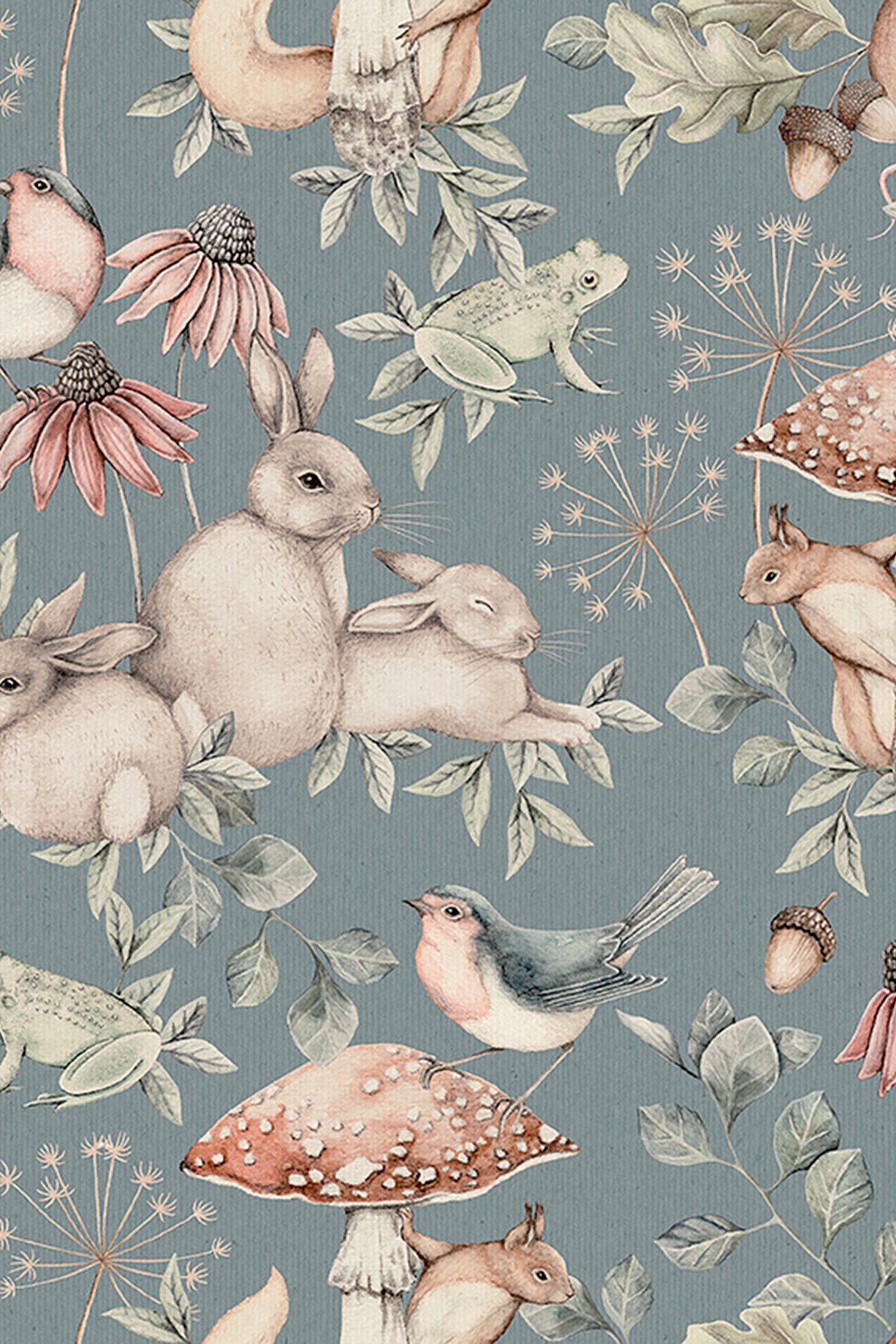 Blå mønstret non-woven tapet med skogsdyr, blomster, blader, sopp og eikenøtter.