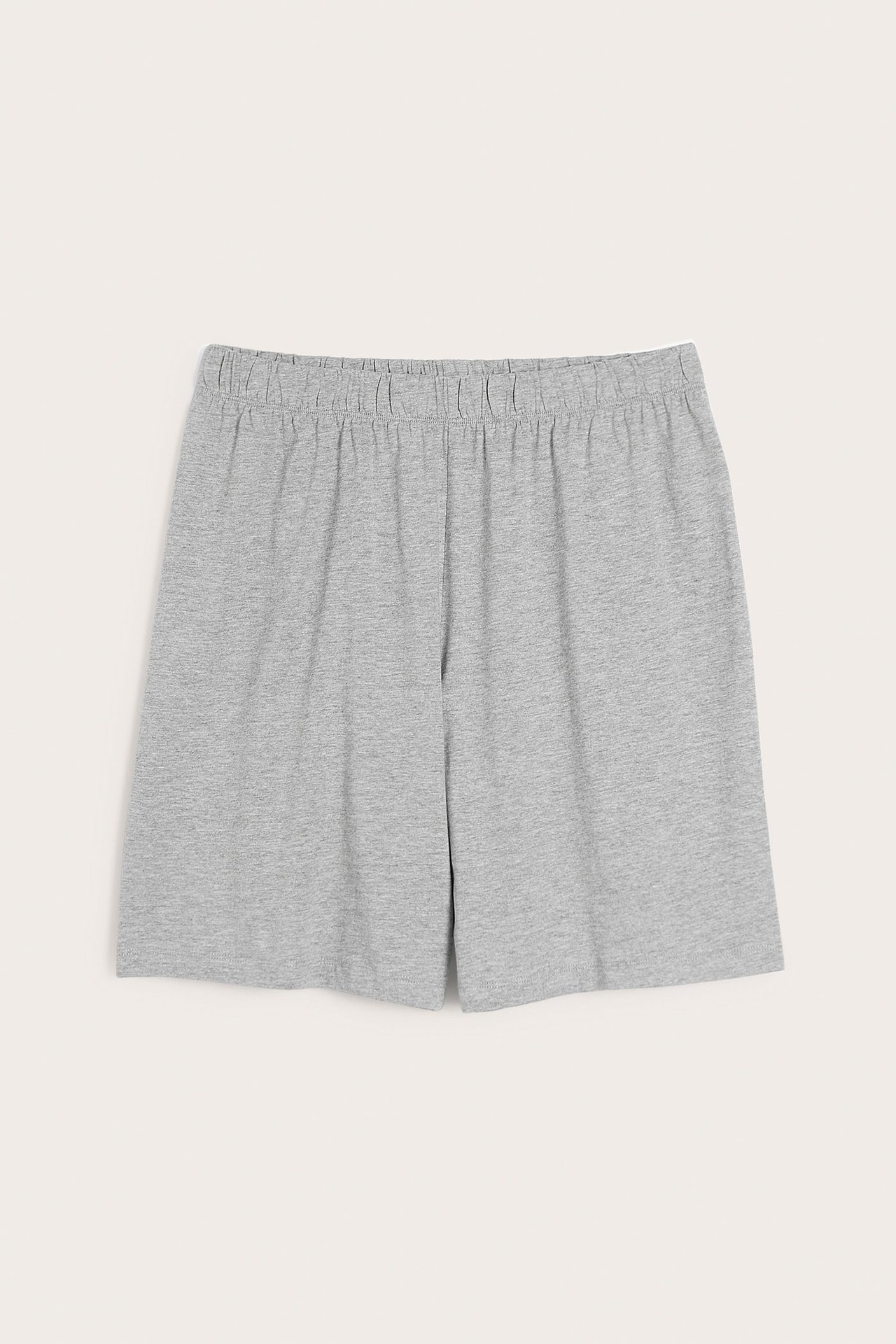 Framifrån, ljusgråmelerade pyjamasshorts i jersey med dold resår i midjan.