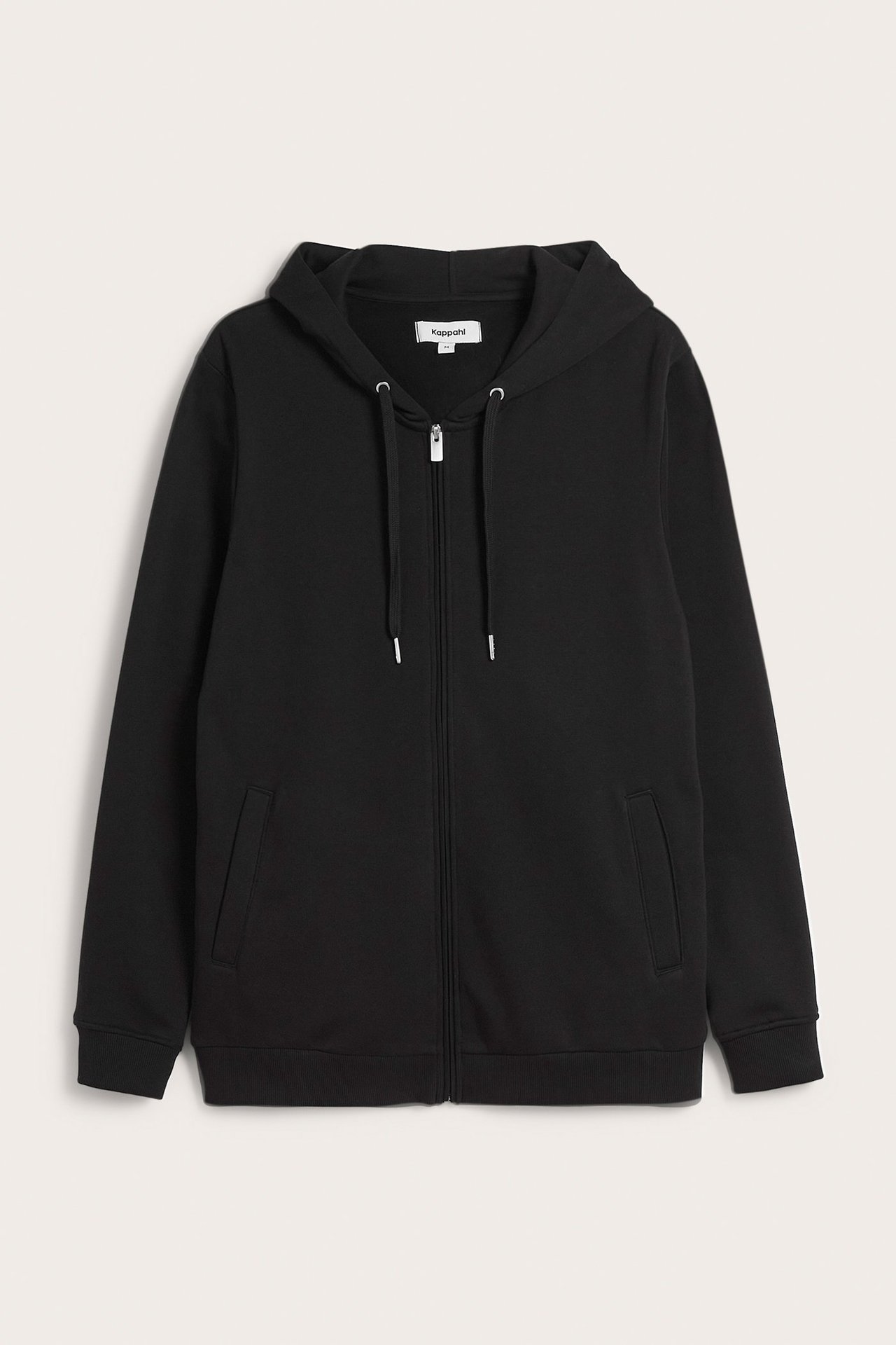 Framifrån av en svart hoodie för män med hel dragkedja, dragsko, fickor och ribbade muddar.