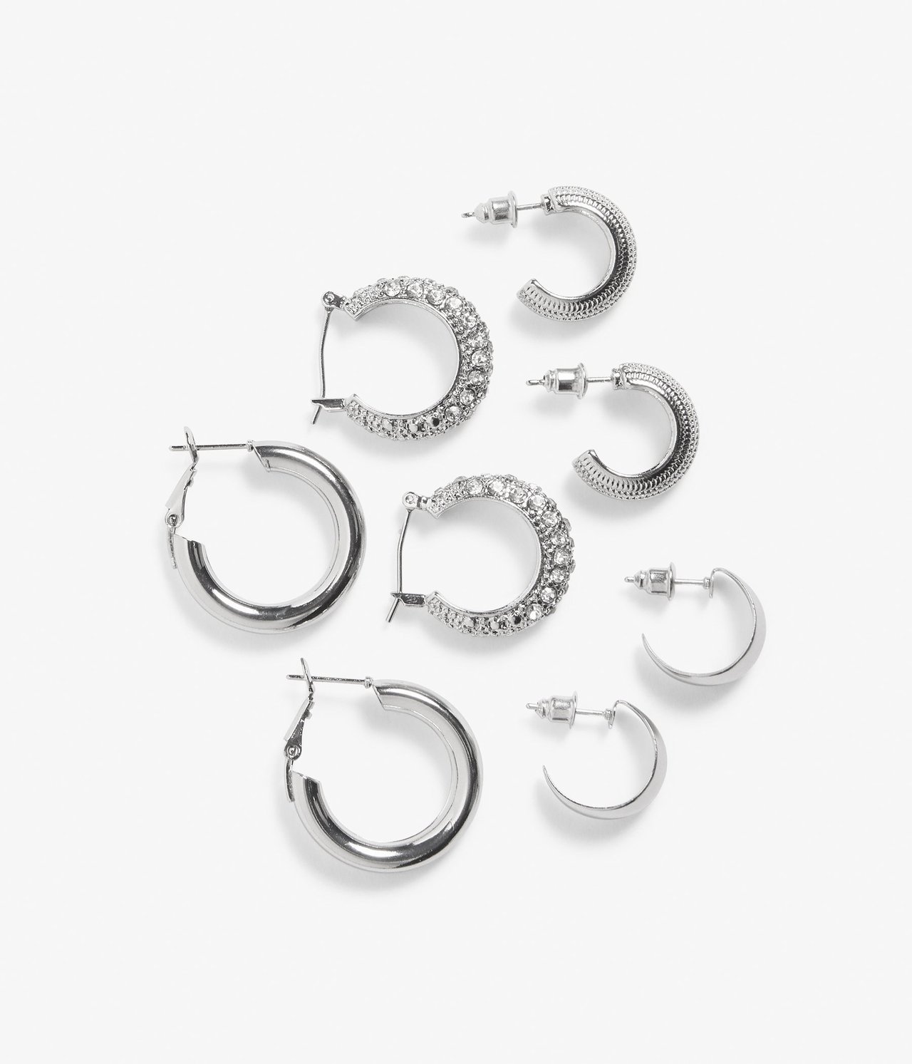 Widok z góry na 4-pak srebrnych kolczyków: duże koła, zdobione kamieniami, teksturowane i gładkie.