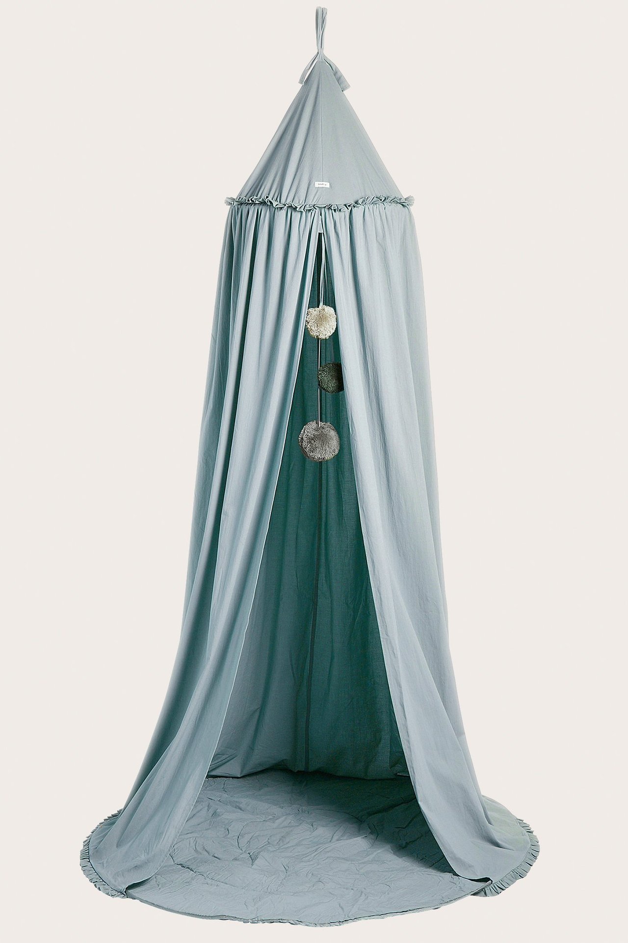 Edestä: vaaleansininen lukuteltta pehmustetulla pohjalla ja roikkuvilla koristeellisilla tupsuilla.