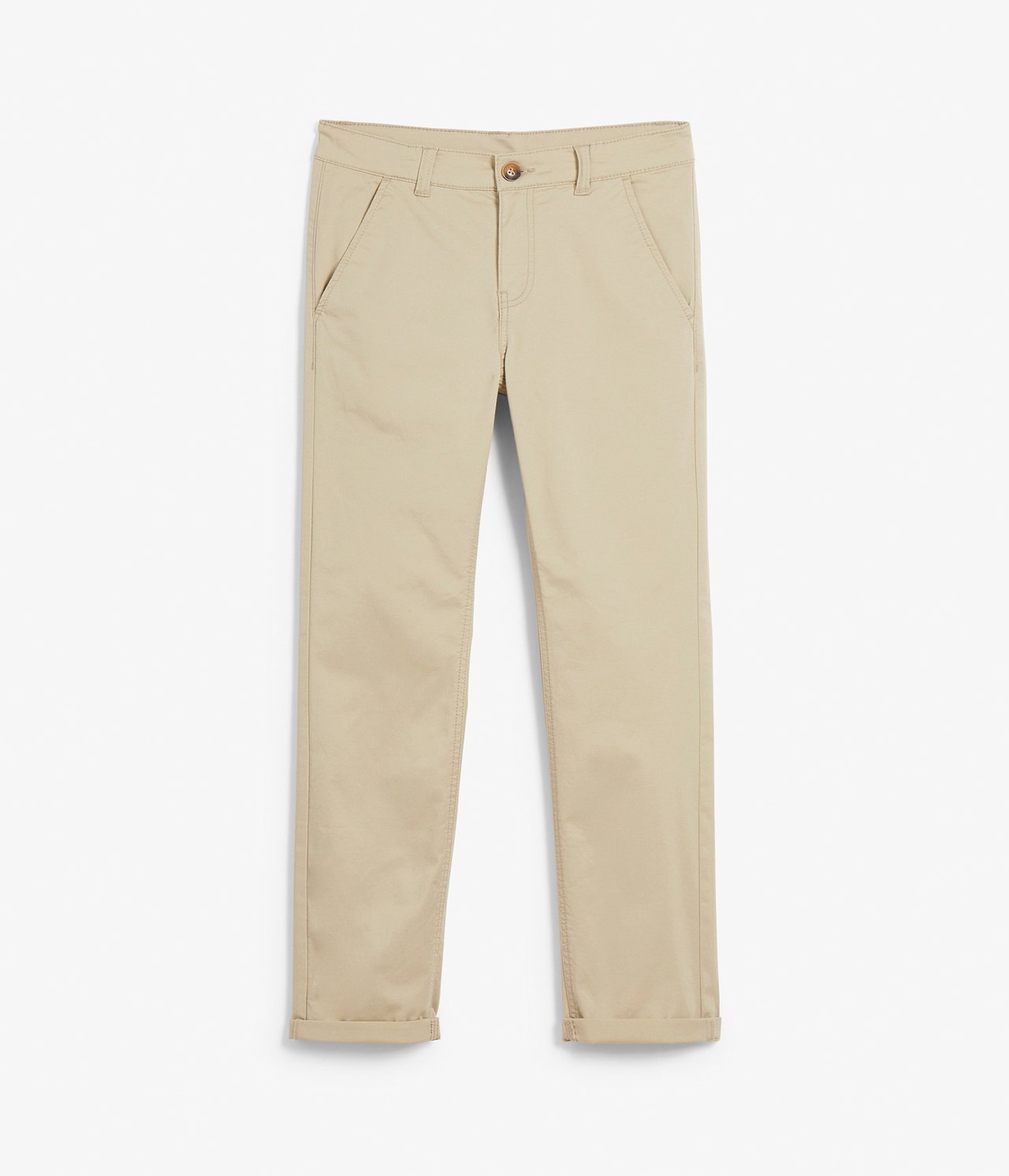 Framsida av beiga stretchchinos för barn med knappstängning, sidofickor och uppvikta benslut.