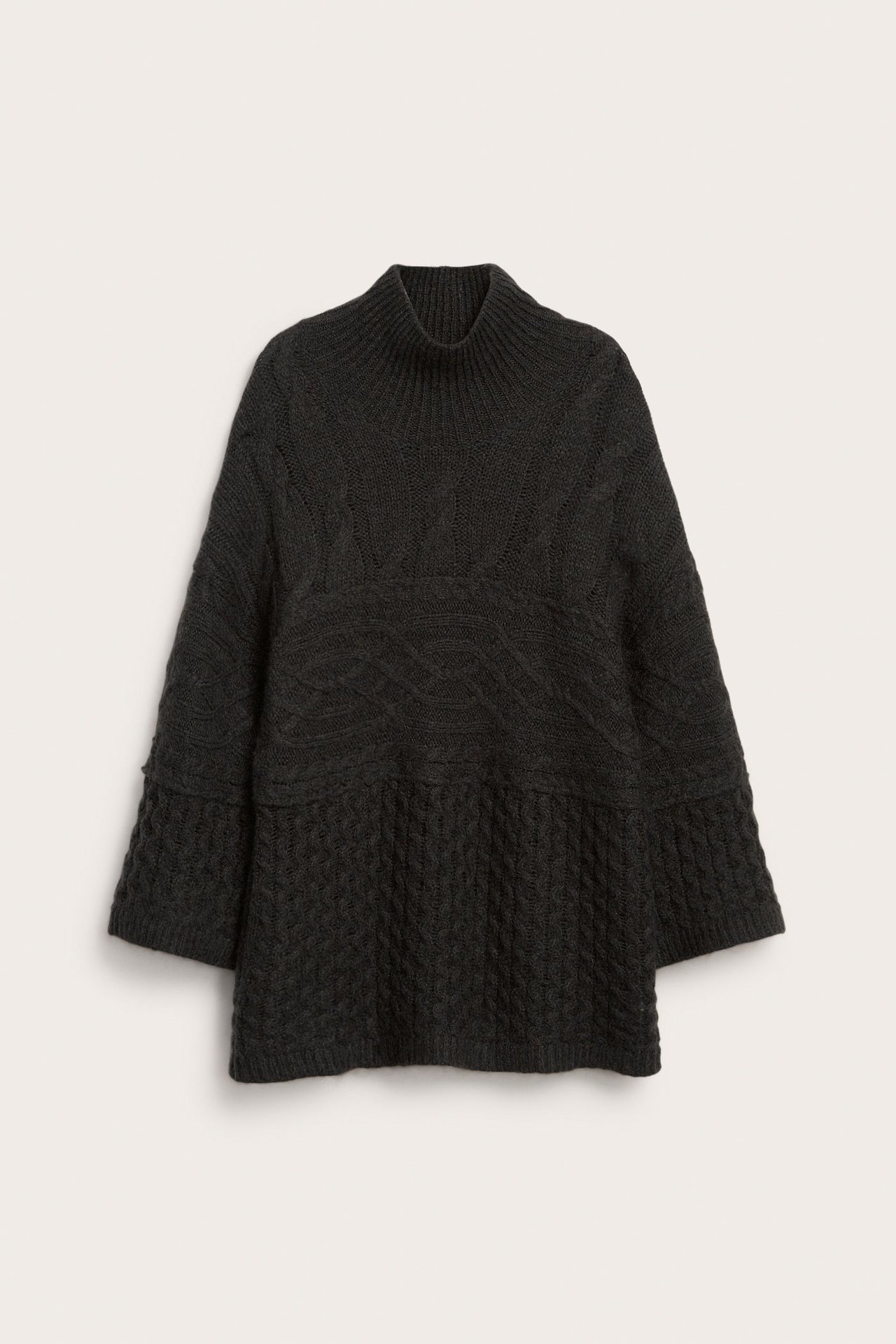 Edestä kuvattu musta villasekoitepoolopaita, jossa on sekoitettuja neulekuvioita.