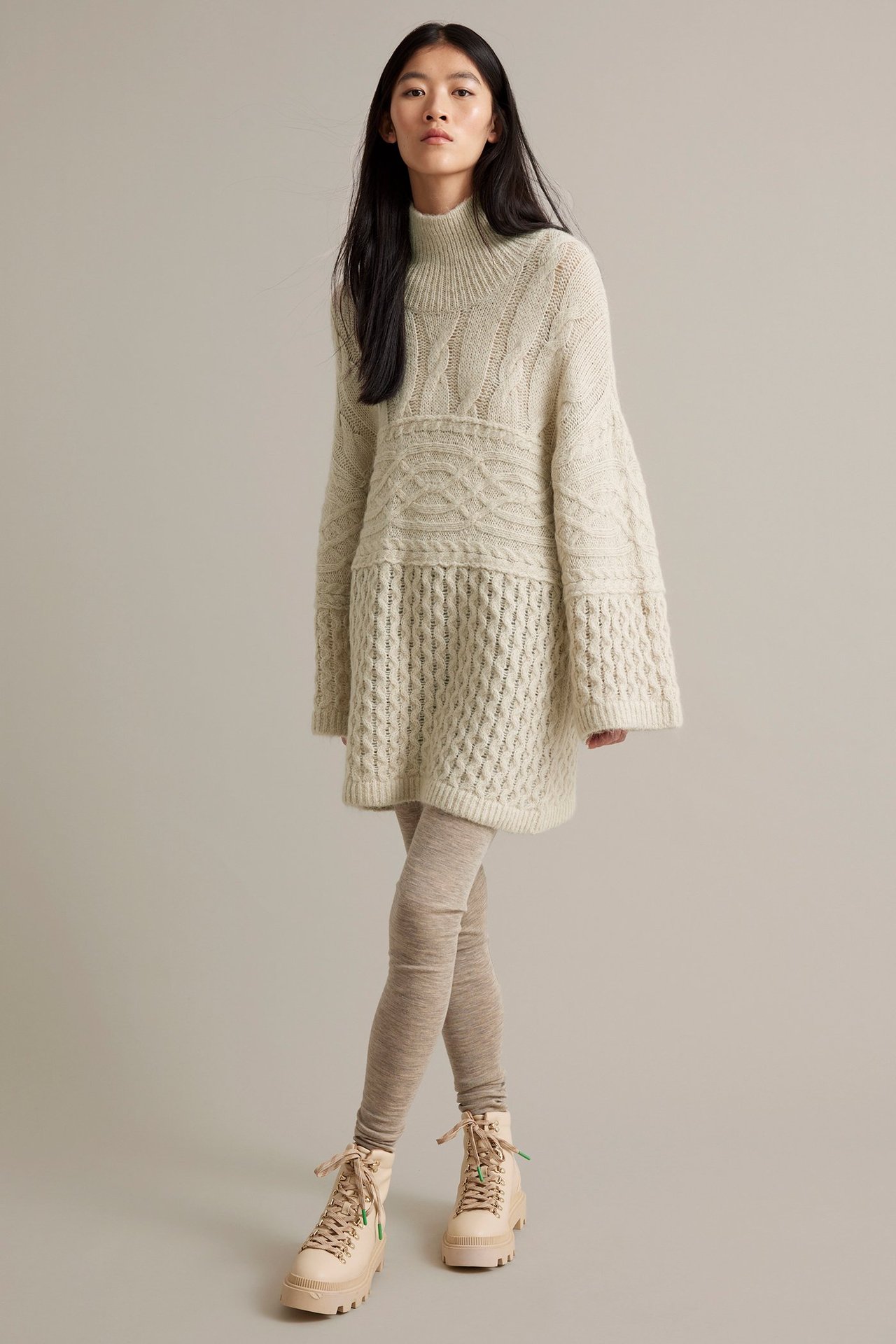 Vaale beige huopayhdistelmä poolokauluksellinen neule naisella, yksivärinen.