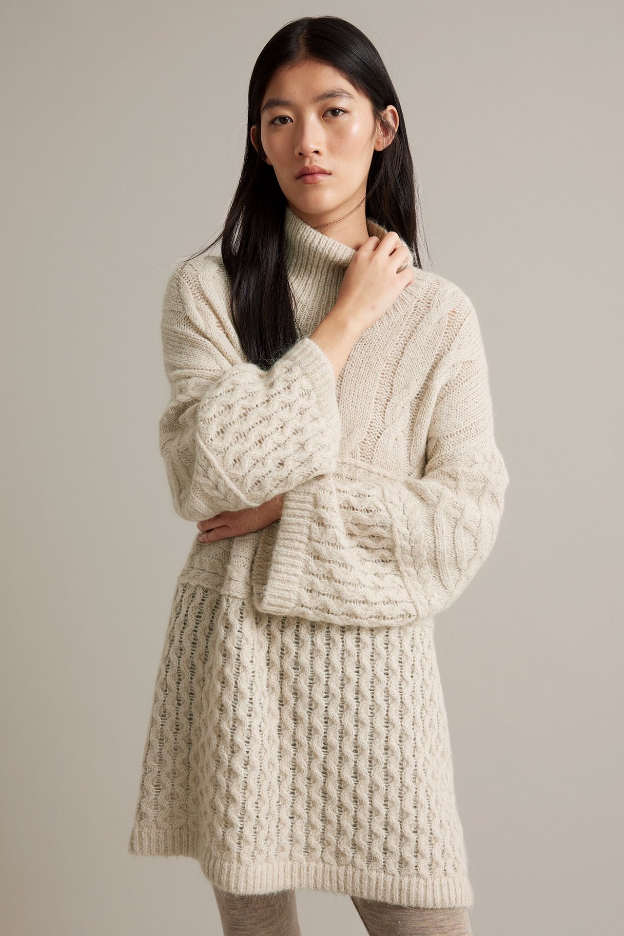 Valkoinen neulepaita sekoitekudin, villa, poolkaulus, naisen etupuoli.