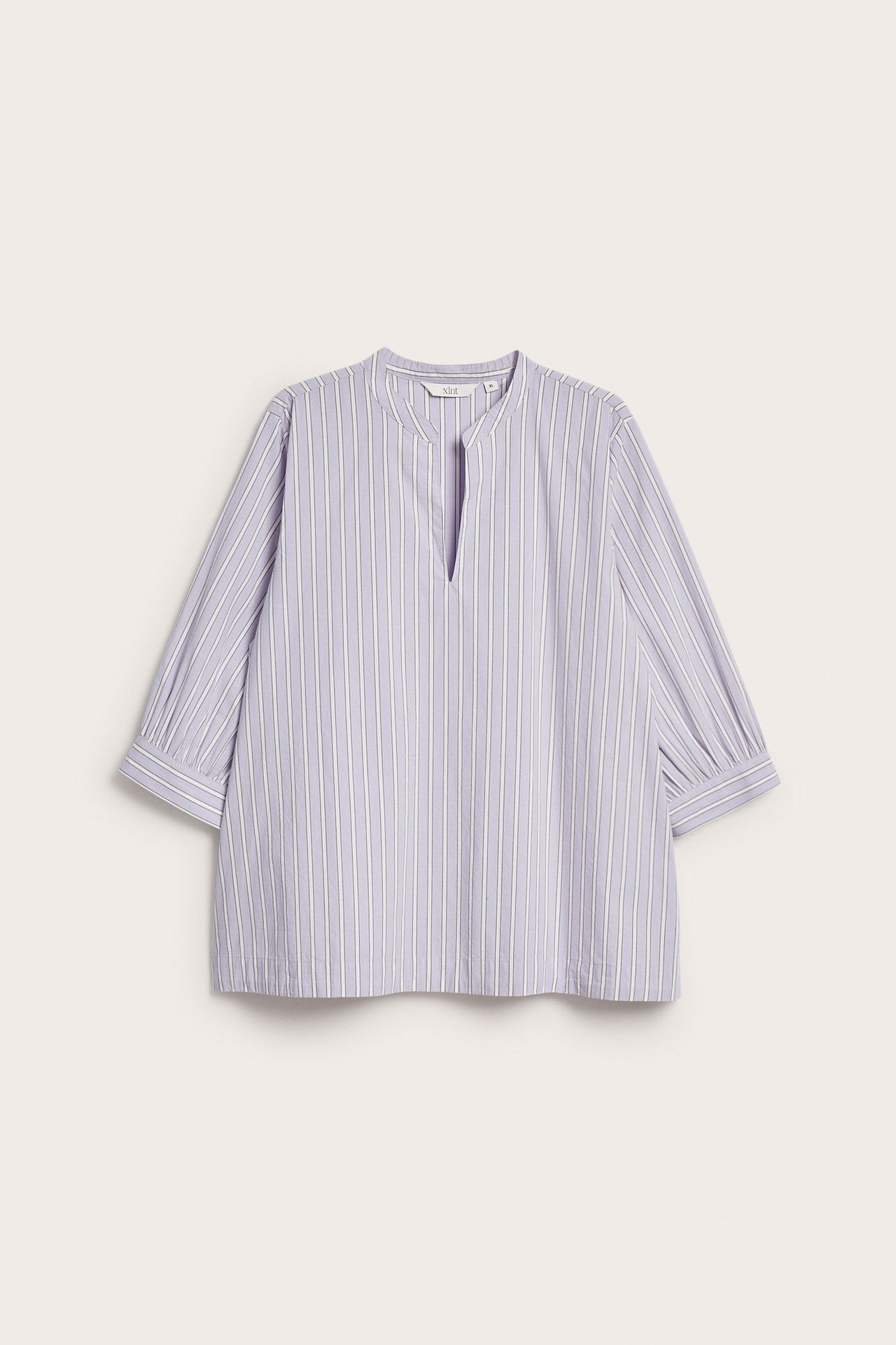 Frontbilde: Lys lilla stripet bomullspoplinbluse med 3/4 puffermer og V-hals.