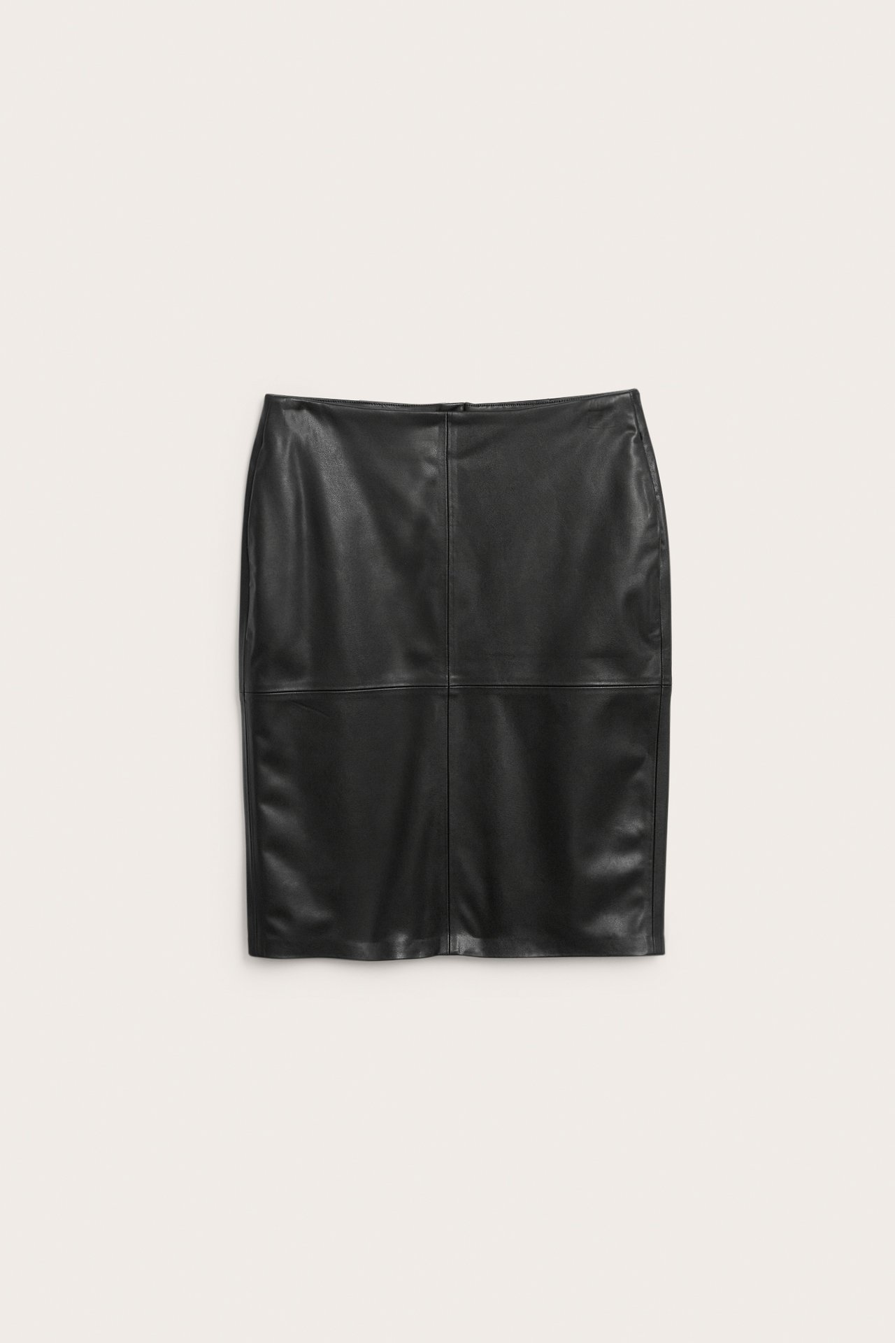 Widok z przodu czarnej spódnicy ołówkowej ze sztucznej skóry z zamkiem z tyłu.