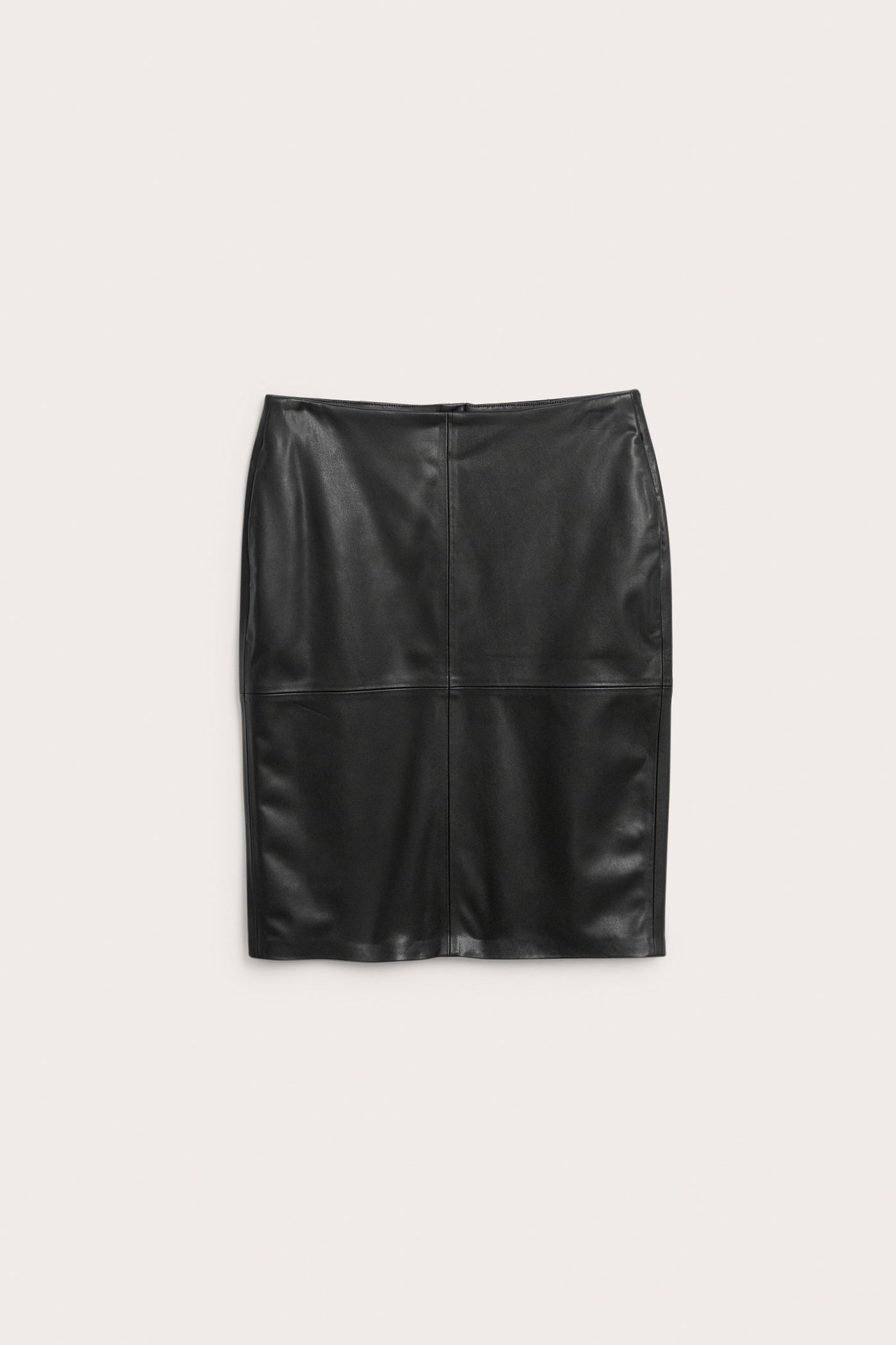 Widok z przodu czarnej spódnicy ołówkowej ze sztucznej skóry z zamkiem z tyłu.