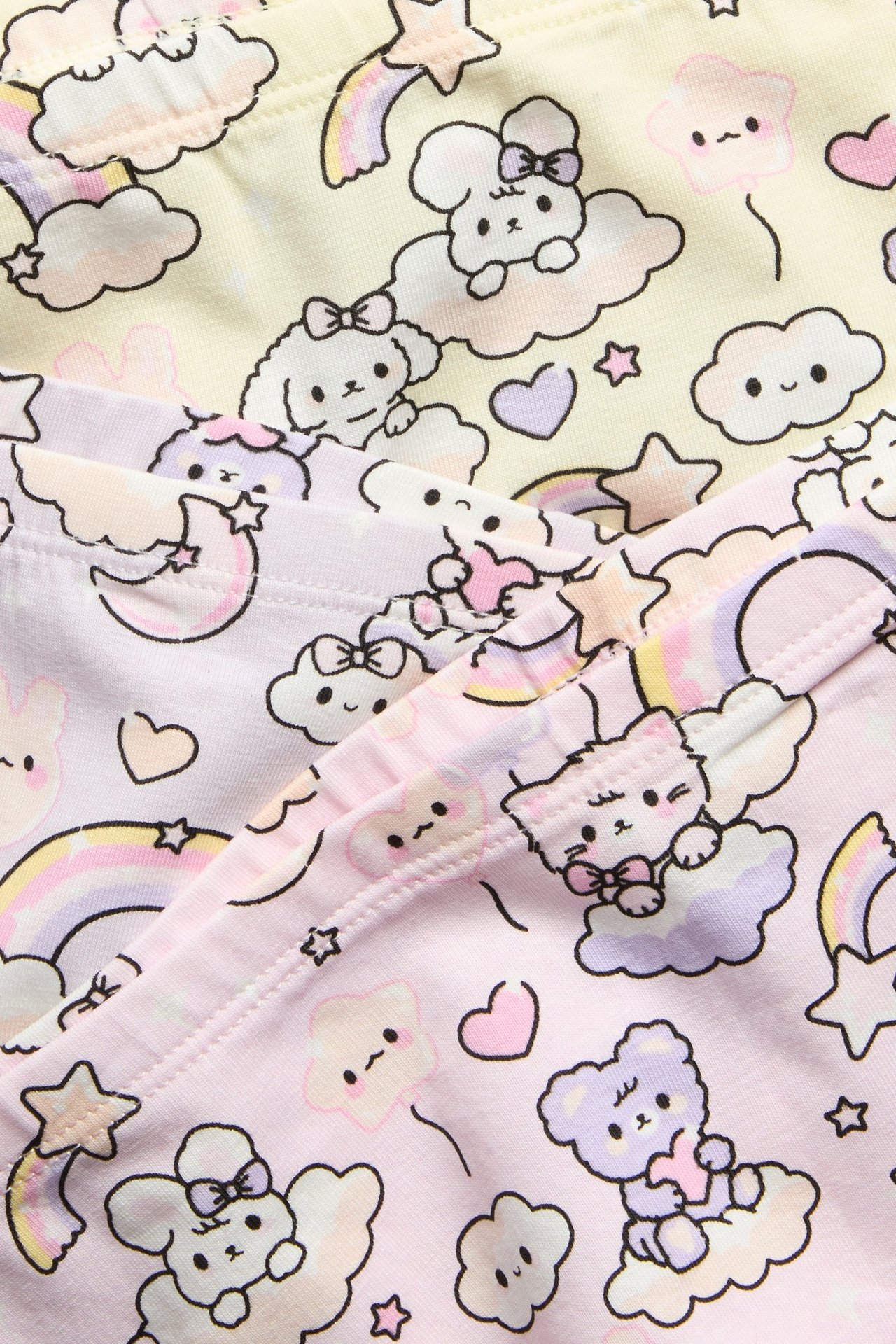 Zbliżenie na wzorzyste bokserki dziecięce: różowe, fioletowe, żółte, z uroczymi zwierzętami.