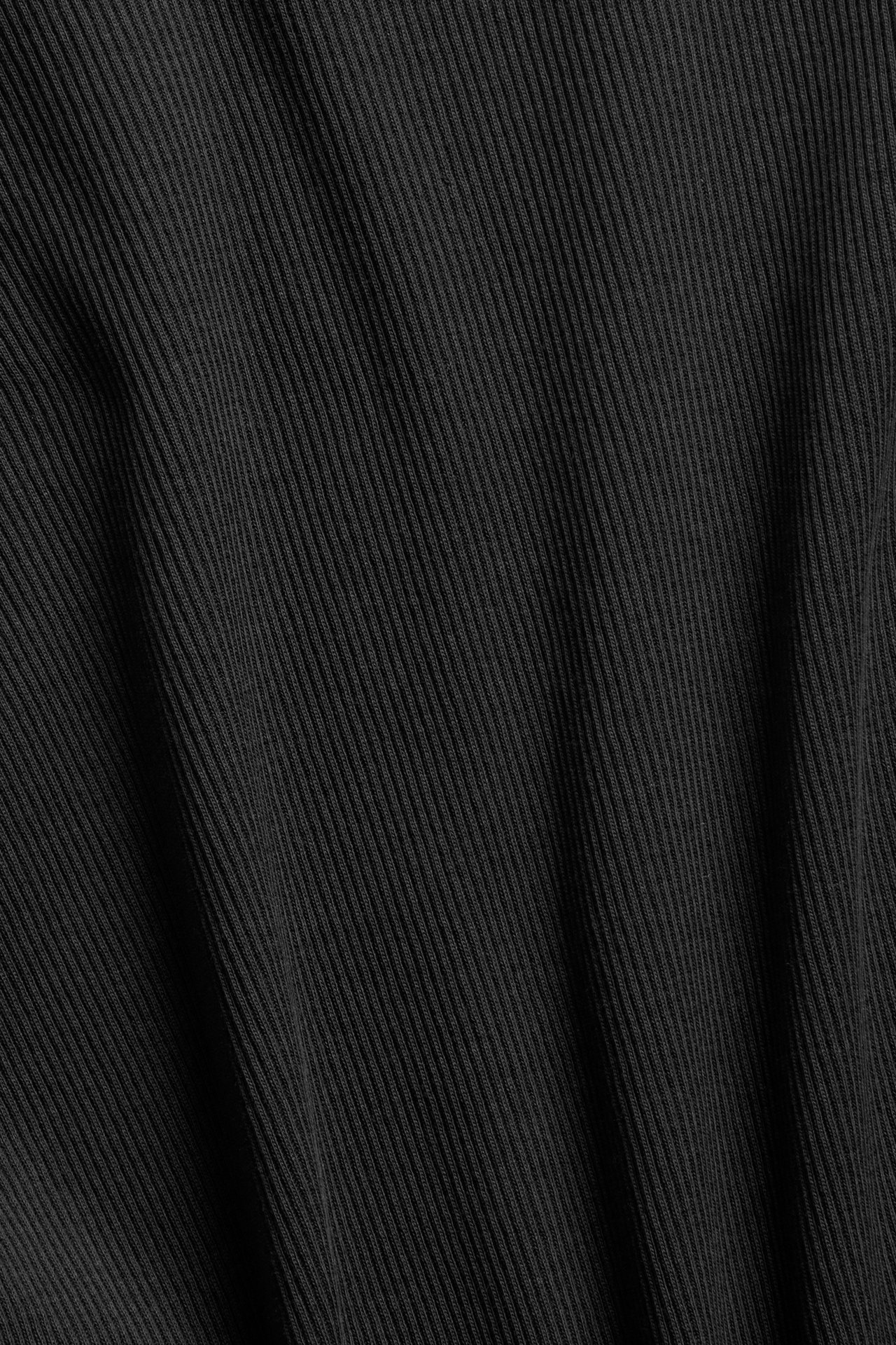 Lähikuva mustasta ribbineulotusta lyhythihaisesta topista.