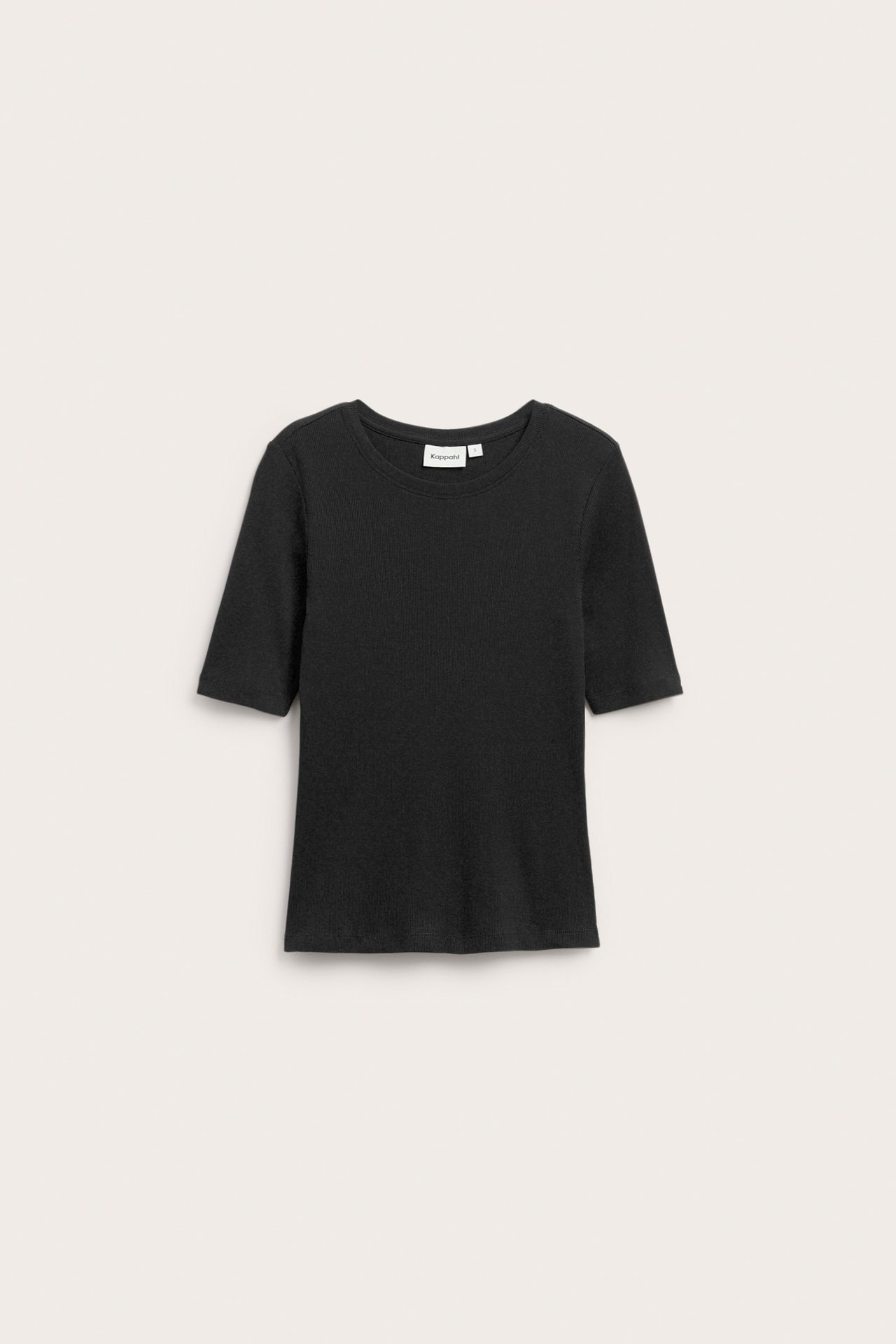 Edestä, musta ribattu lyhythihainen toppi puuvilla-elastaanisekoitetta.