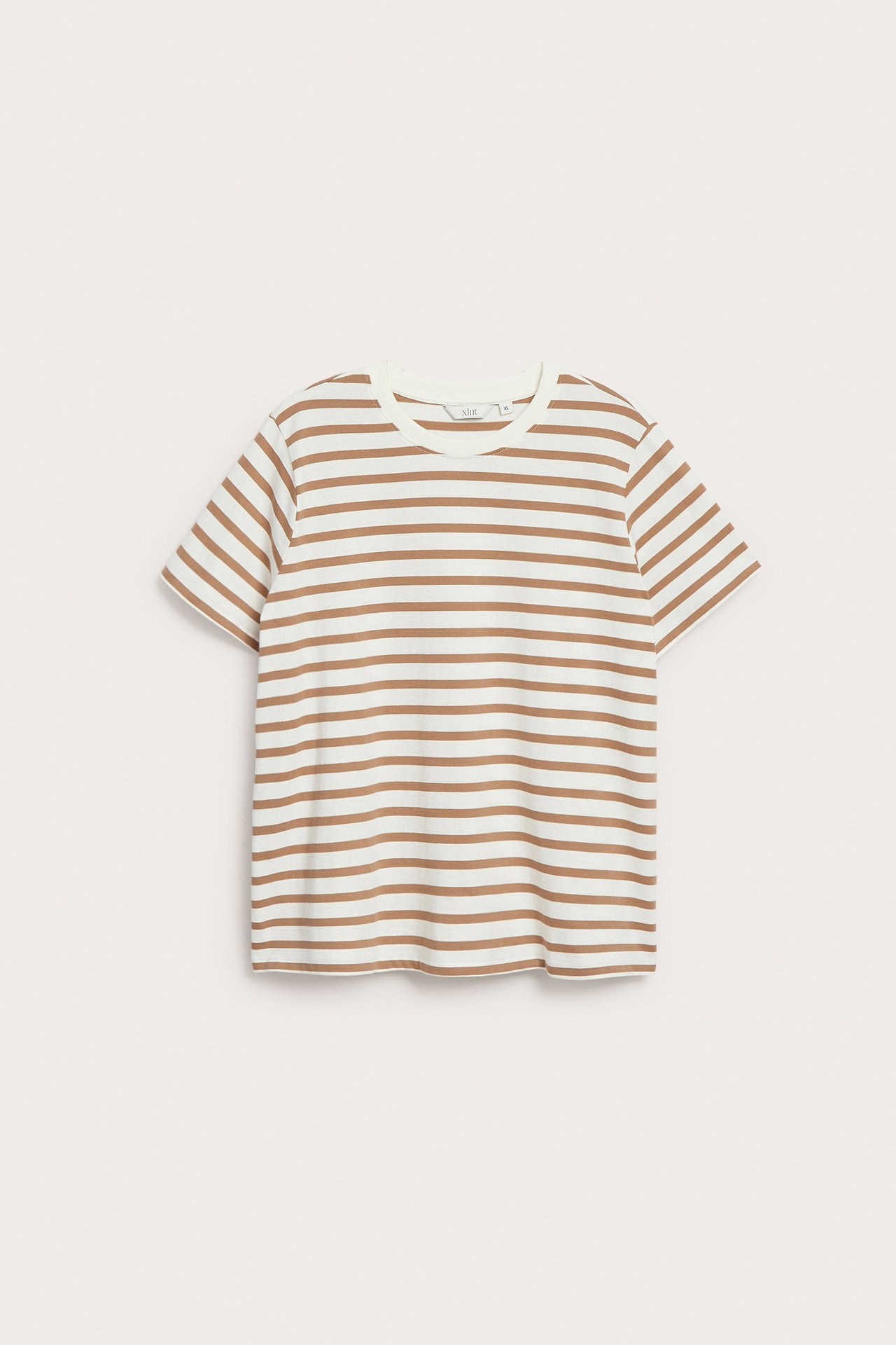 Edestä kuvattu beige-valkoraidallinen lyhythihainen puuvillapaita.